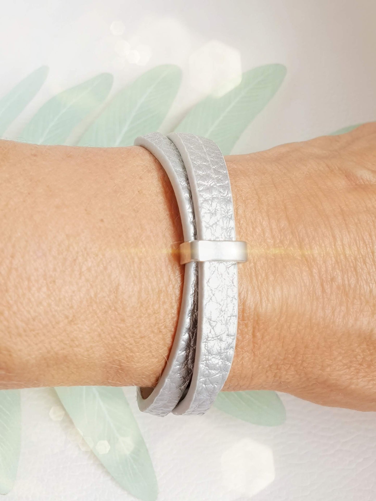 Armband aus silberfarbenem Kunstleder