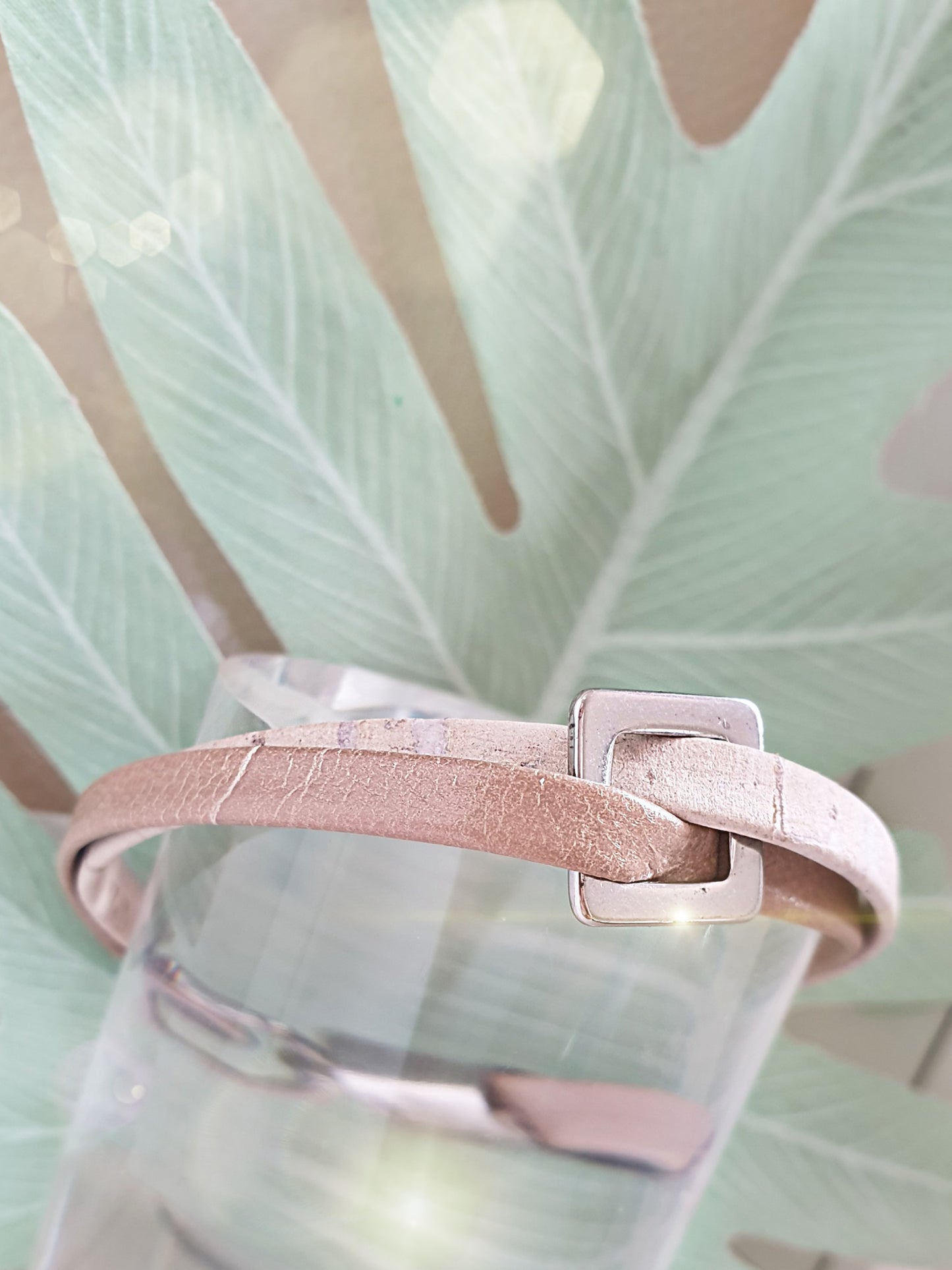 Armband aus Kork und Leder mit Edelstahlelement in Beige