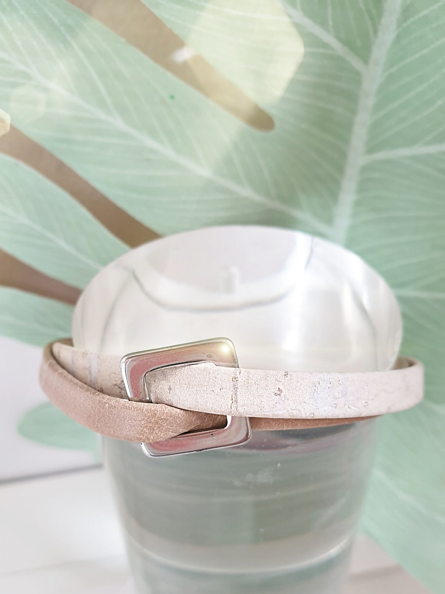 Armband aus Kork und Leder mit Edelstahlelement in Beige