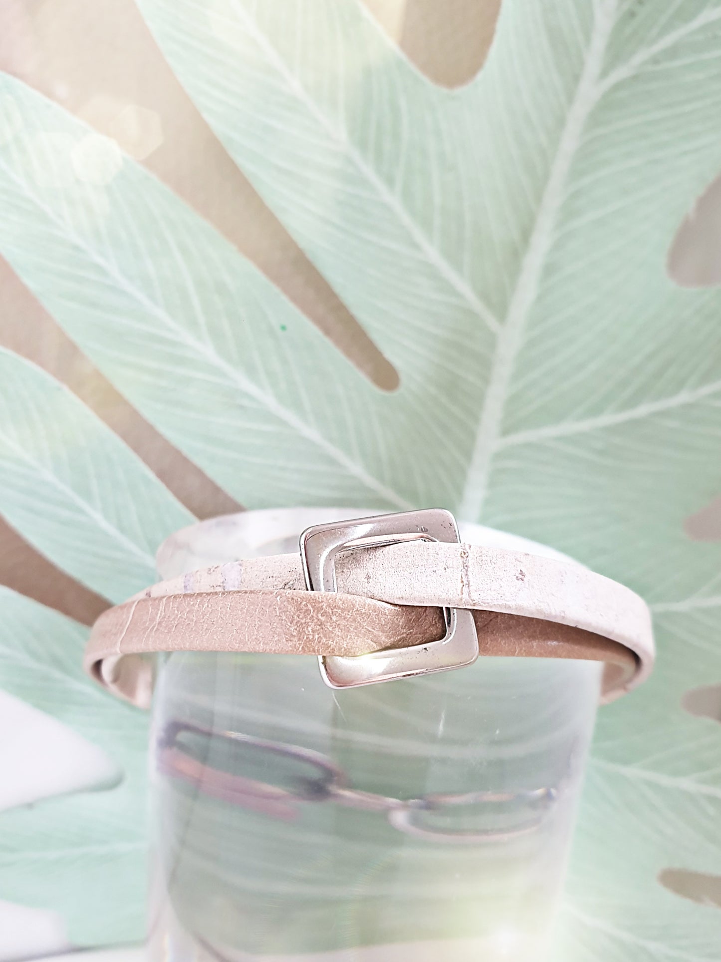 Armband aus Kork und Leder mit Edelstahlelement in Beige
