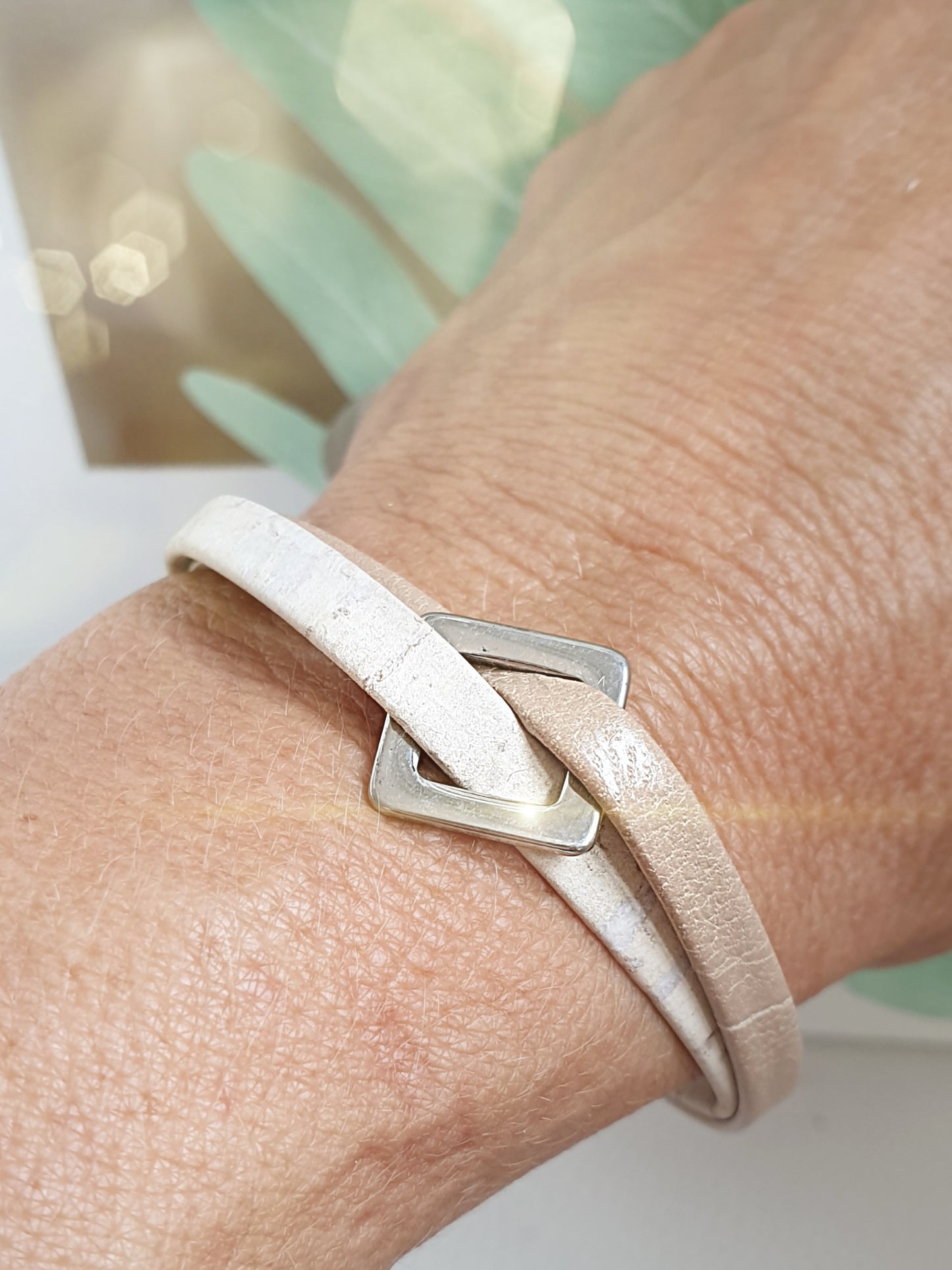 Armband aus Kork und Leder mit Edelstahlelement in Beige Tragefoto