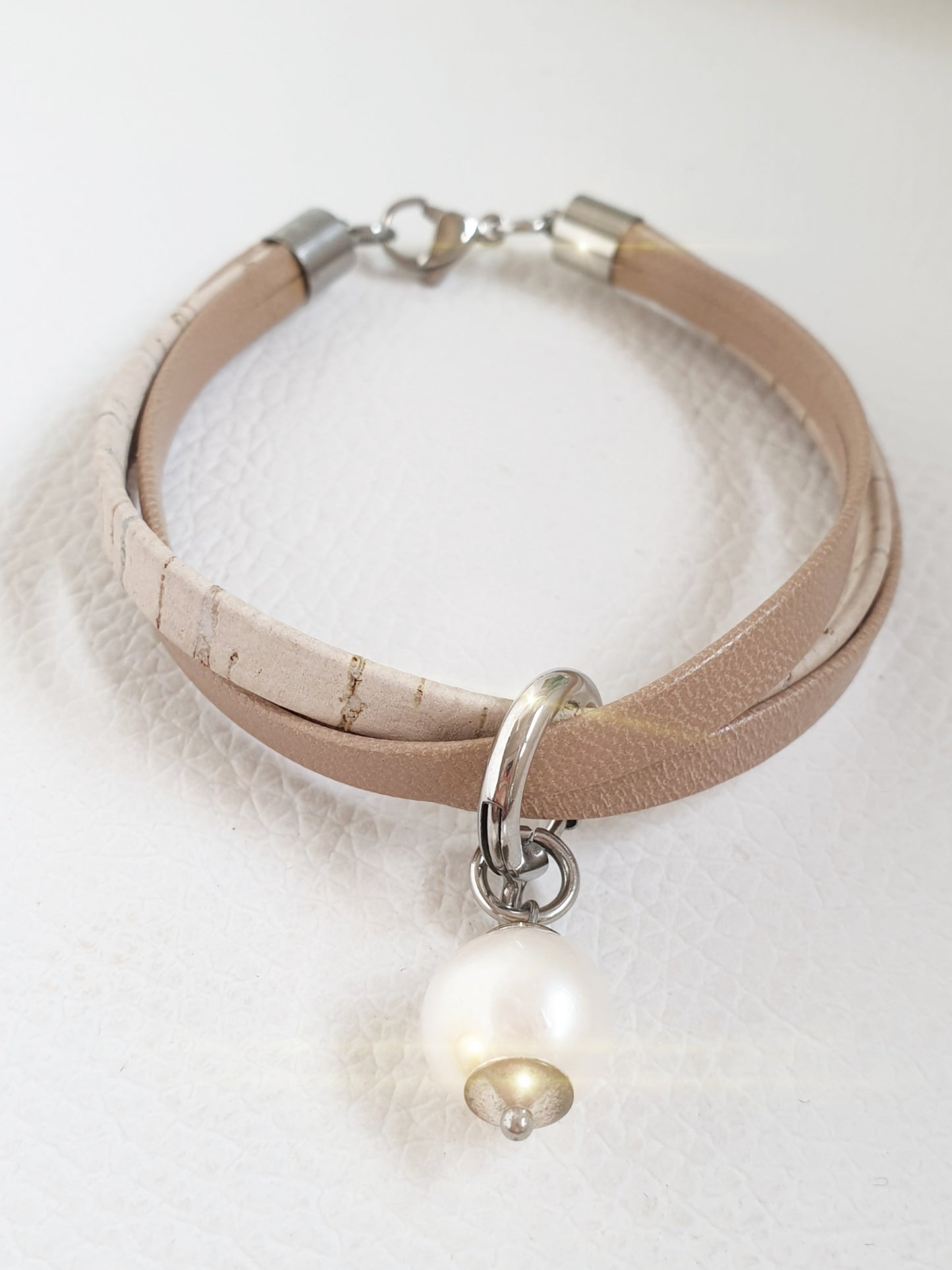 Armband aus Leder und Kork mit Perlenanhänger von oben