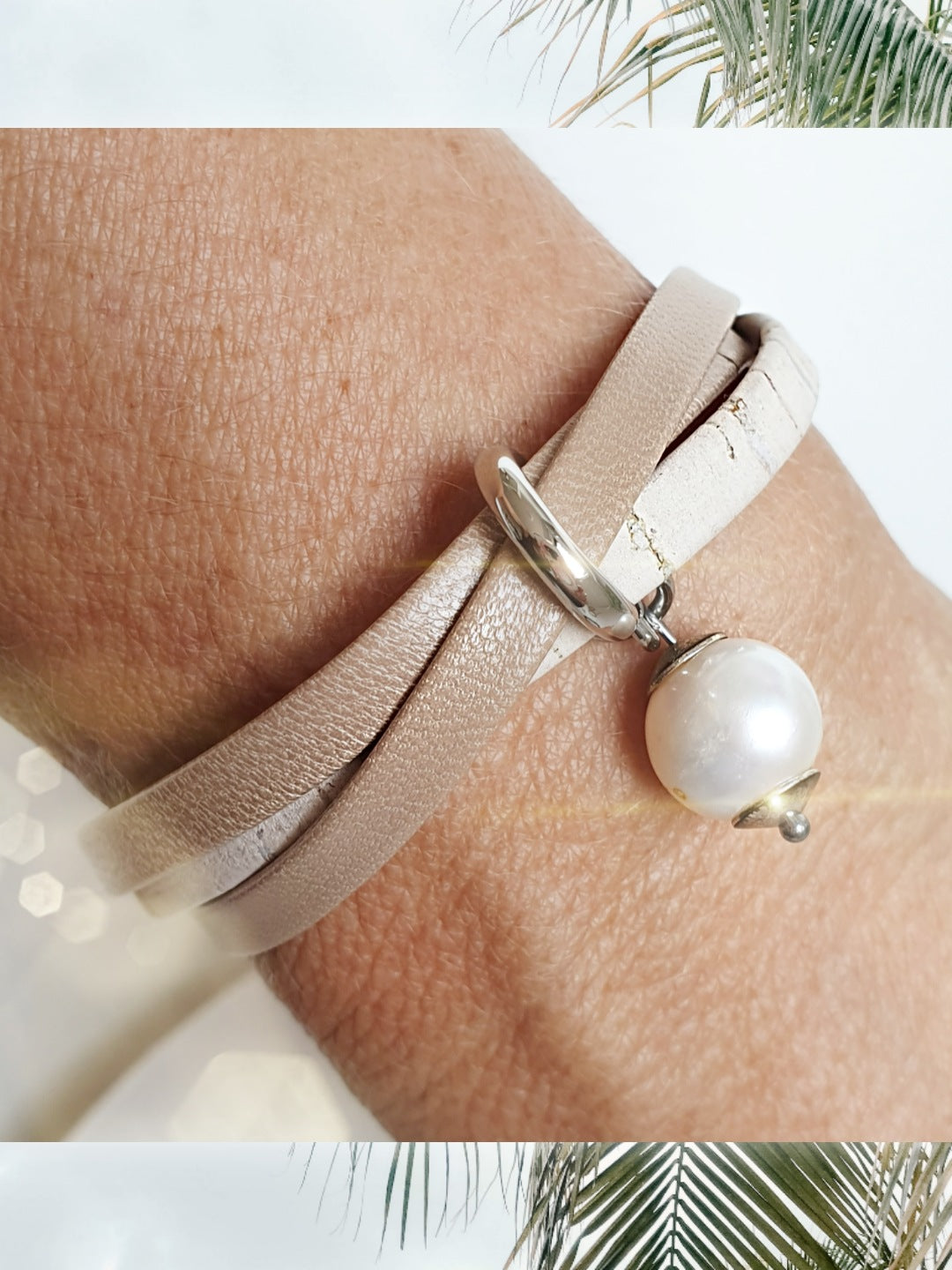 Armband aus Leder und Kork mit Perlenanhänger am Arm