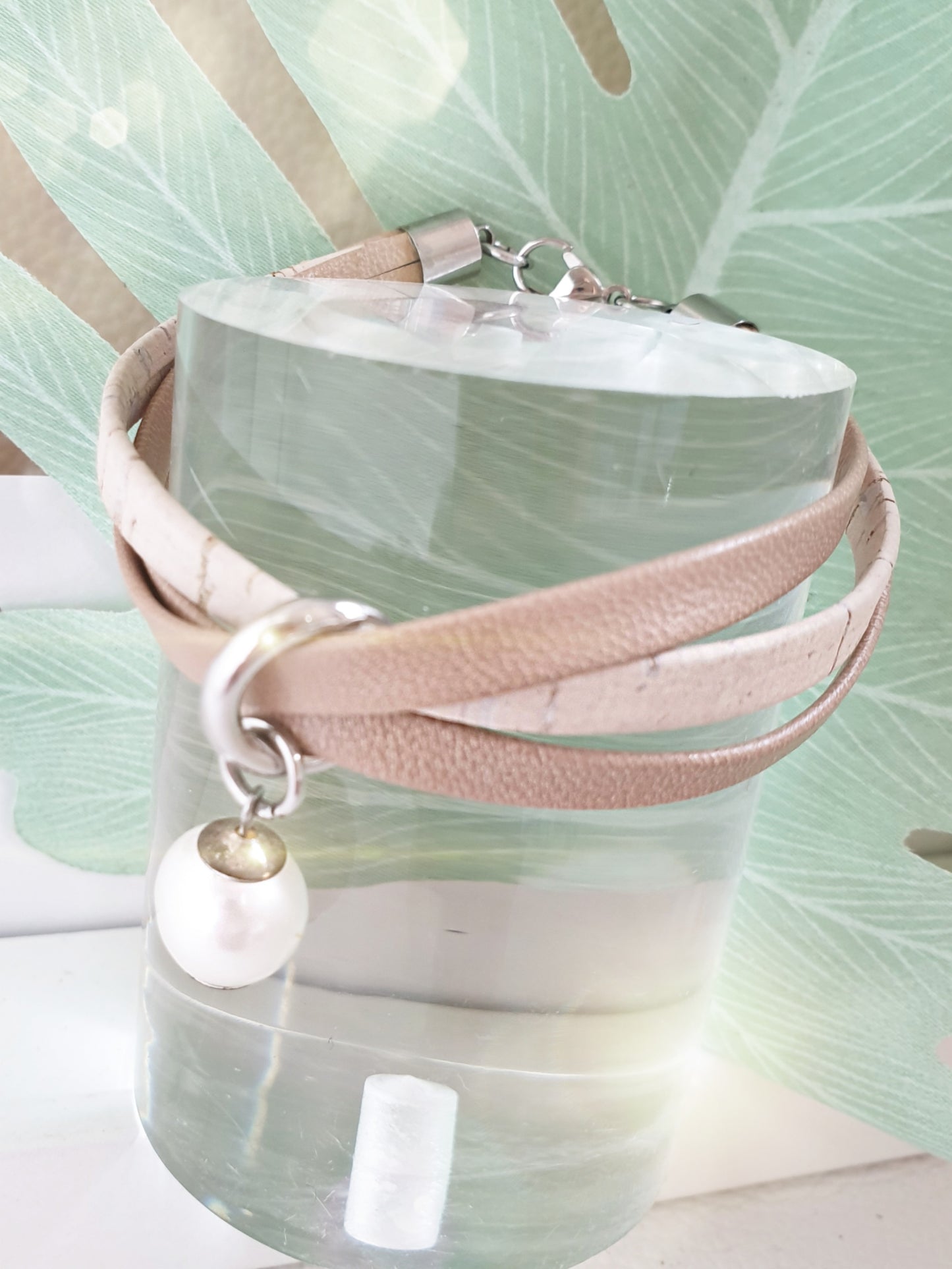 Armband aus Leder und Kork mit Perlenanhänger