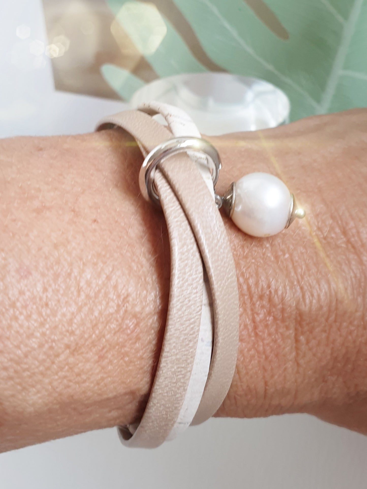 Armband aus Leder und Kork mit Perlenanhänger