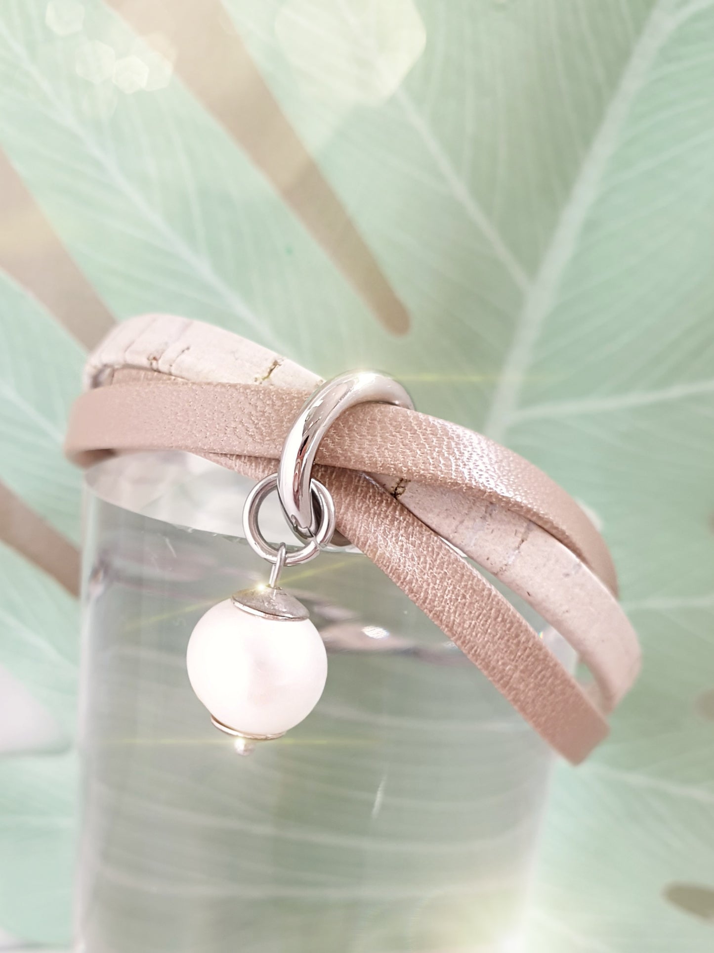 Armband aus Leder und Kork mit Perlenanhänger