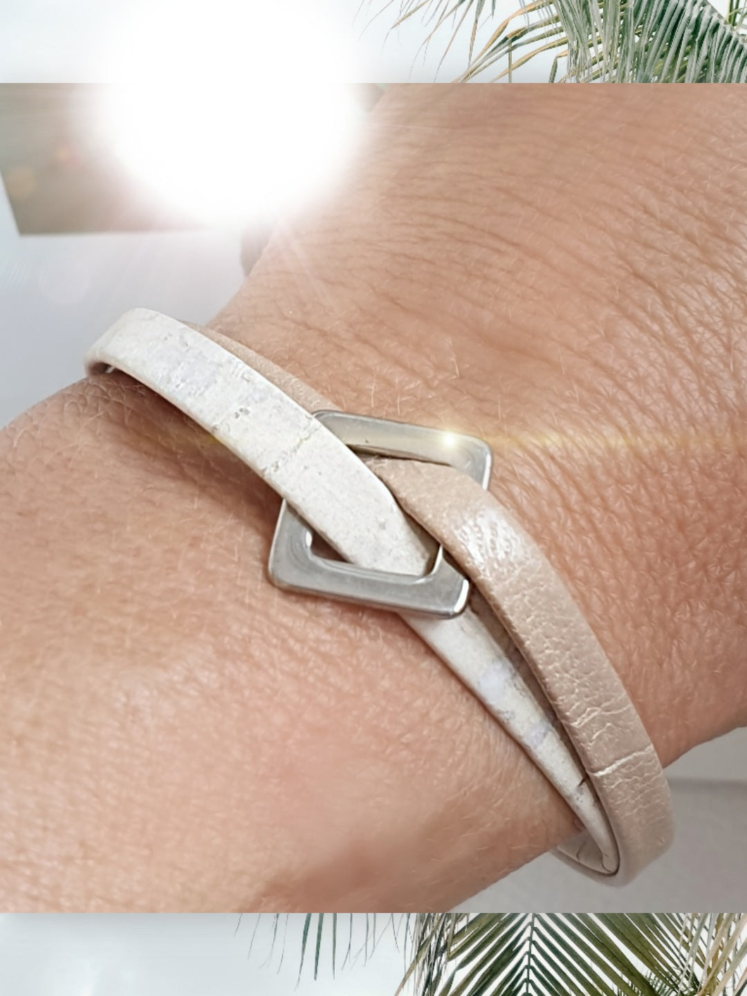 Armband aus Kork und Leder mit Edelstahlelement in Beige am Arm