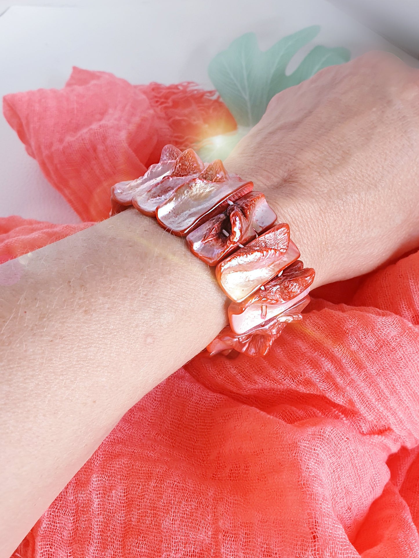 Muschelarmband mit Gummizug in Korallen Rot