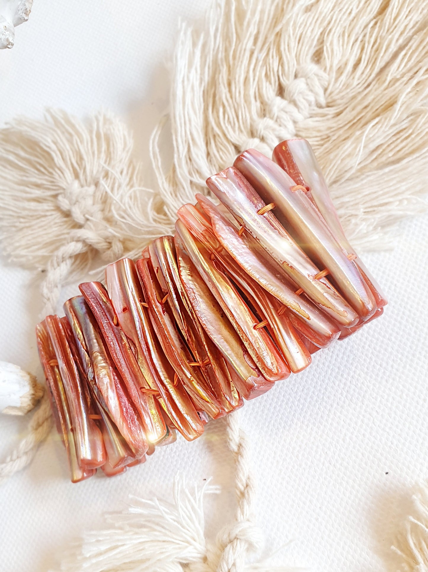 Muschelarmband in Koralle