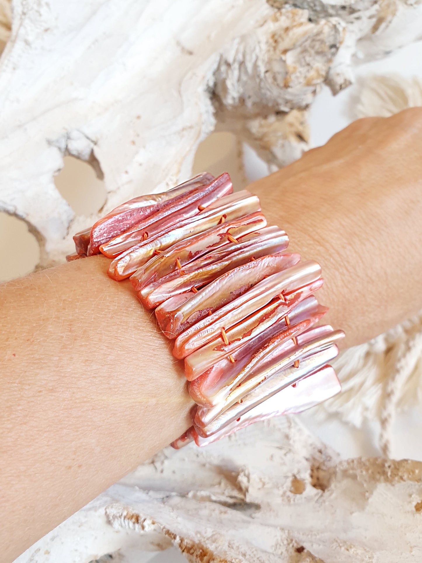 Muschelarmband in Koralle