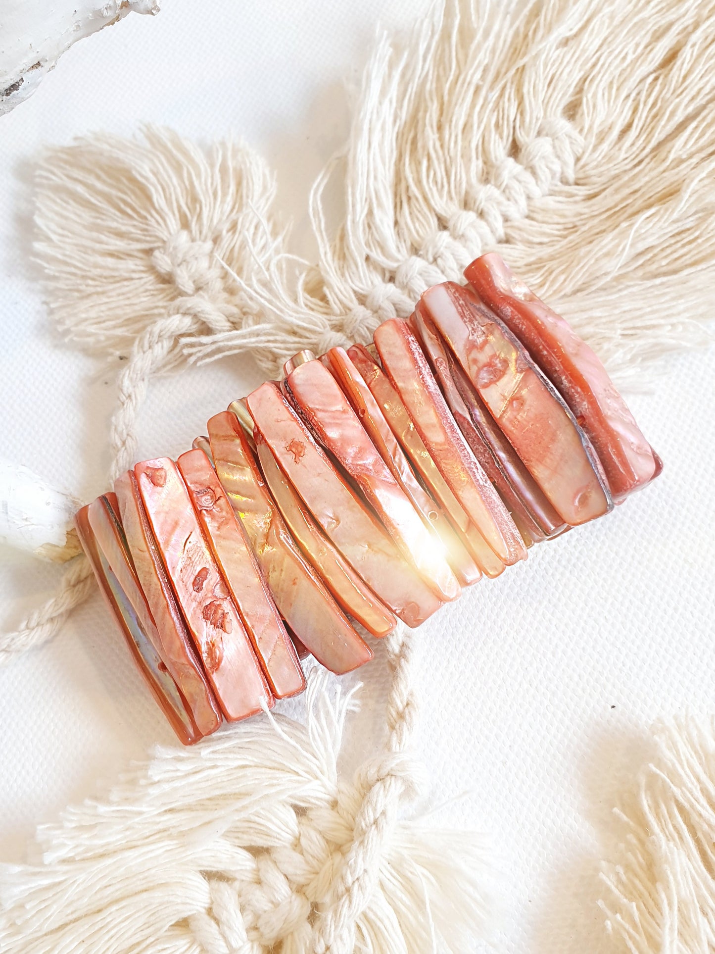 Muschelarmband in Koralle
