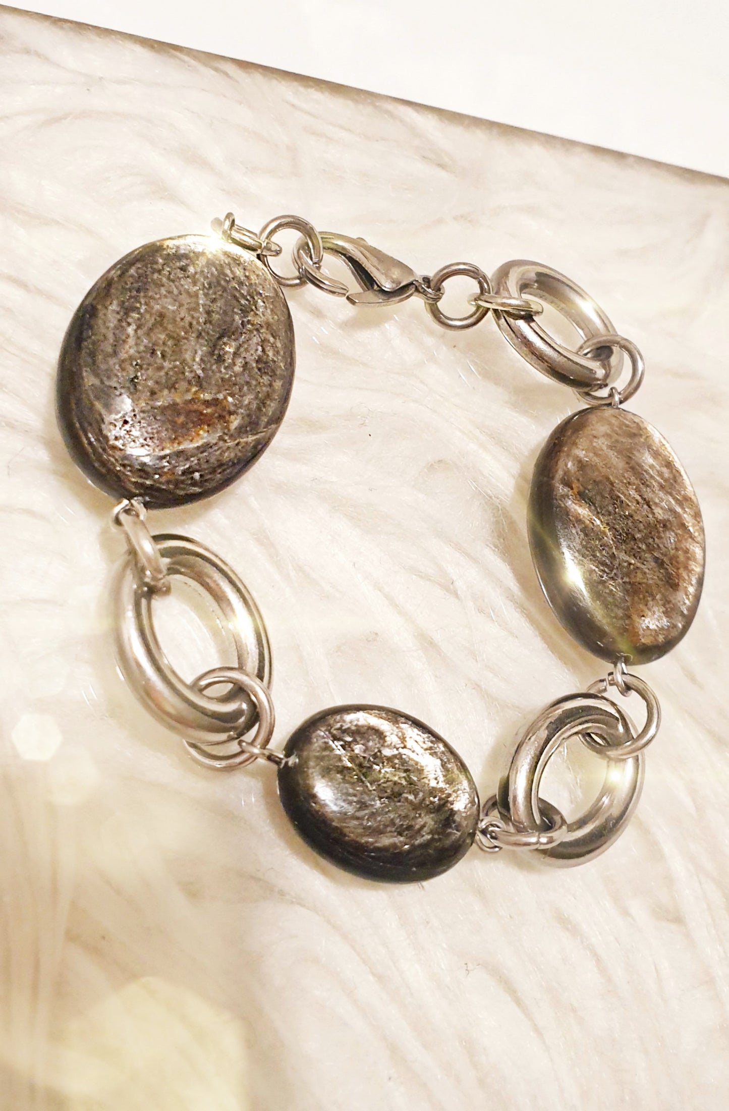 Armband aus Edelstahl mit Muskovitsteinen