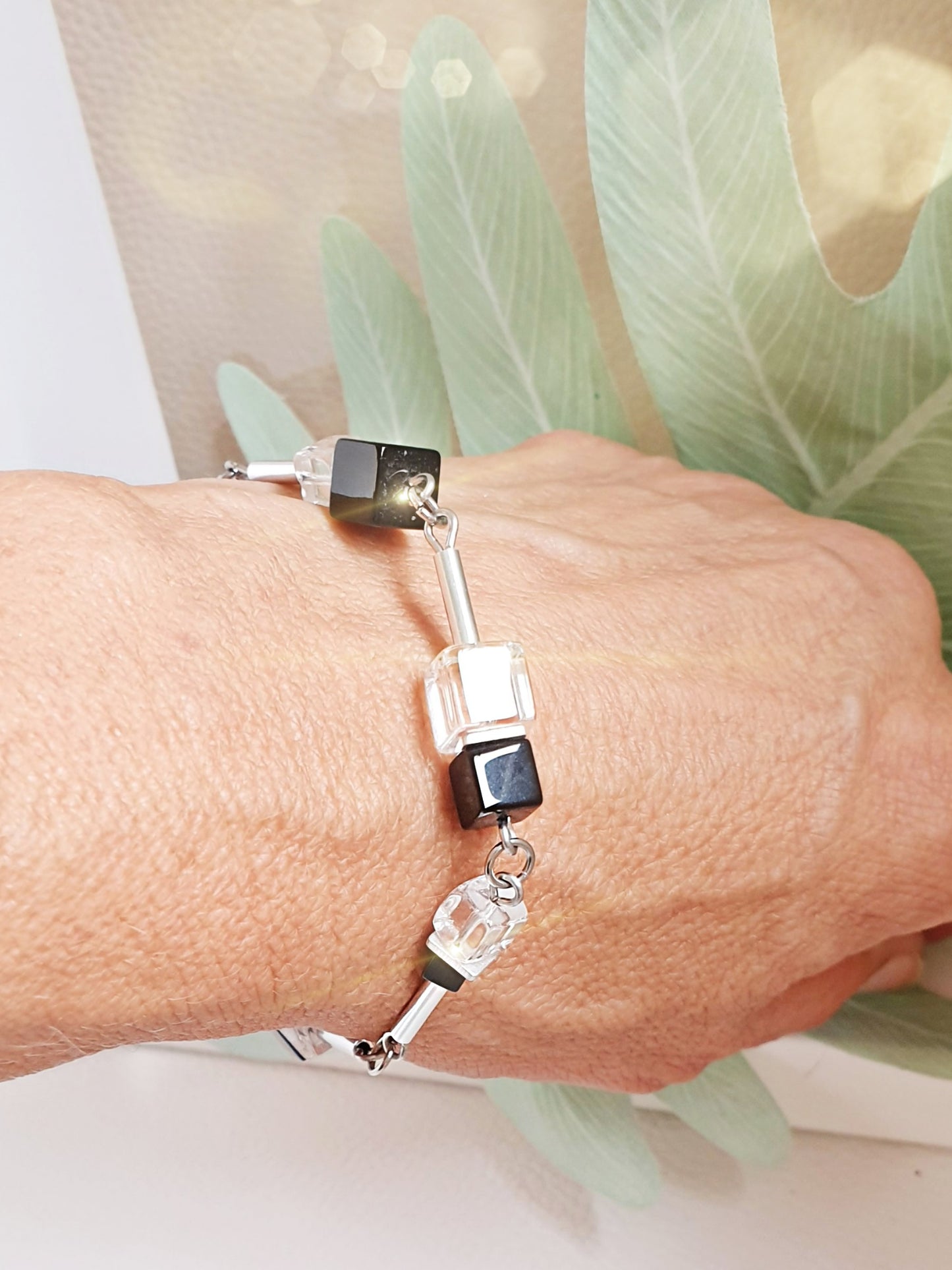 Armband aus Würfeln in Onyx und Bergkristall Tragefoto