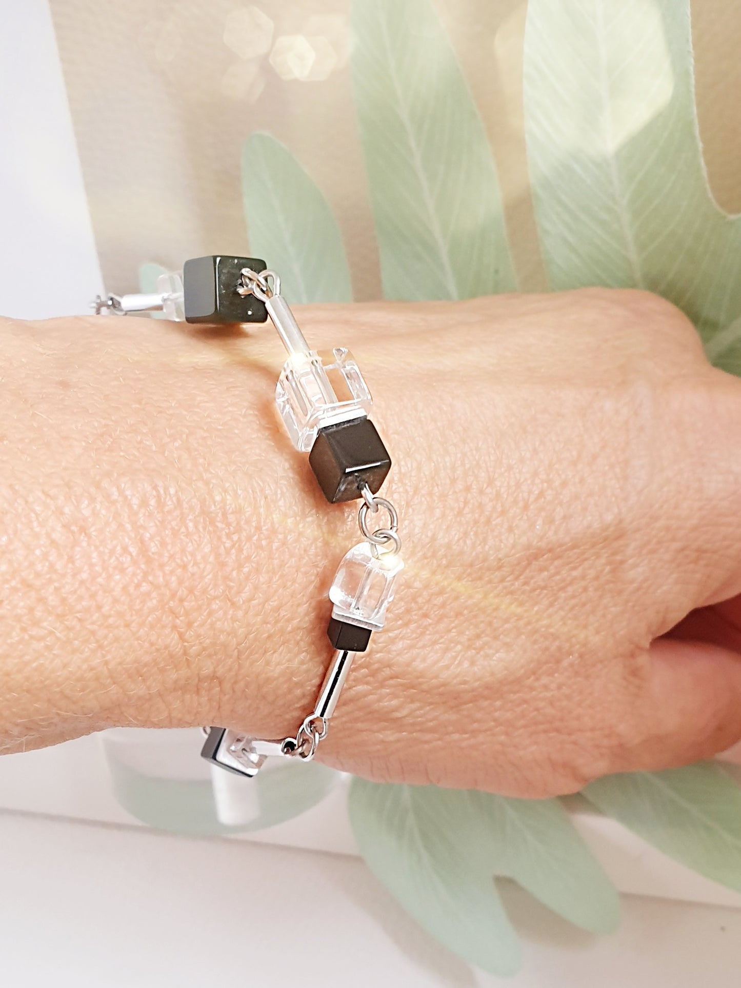 Armband aus Würfeln in Onyx und Bergkristall Tragebild