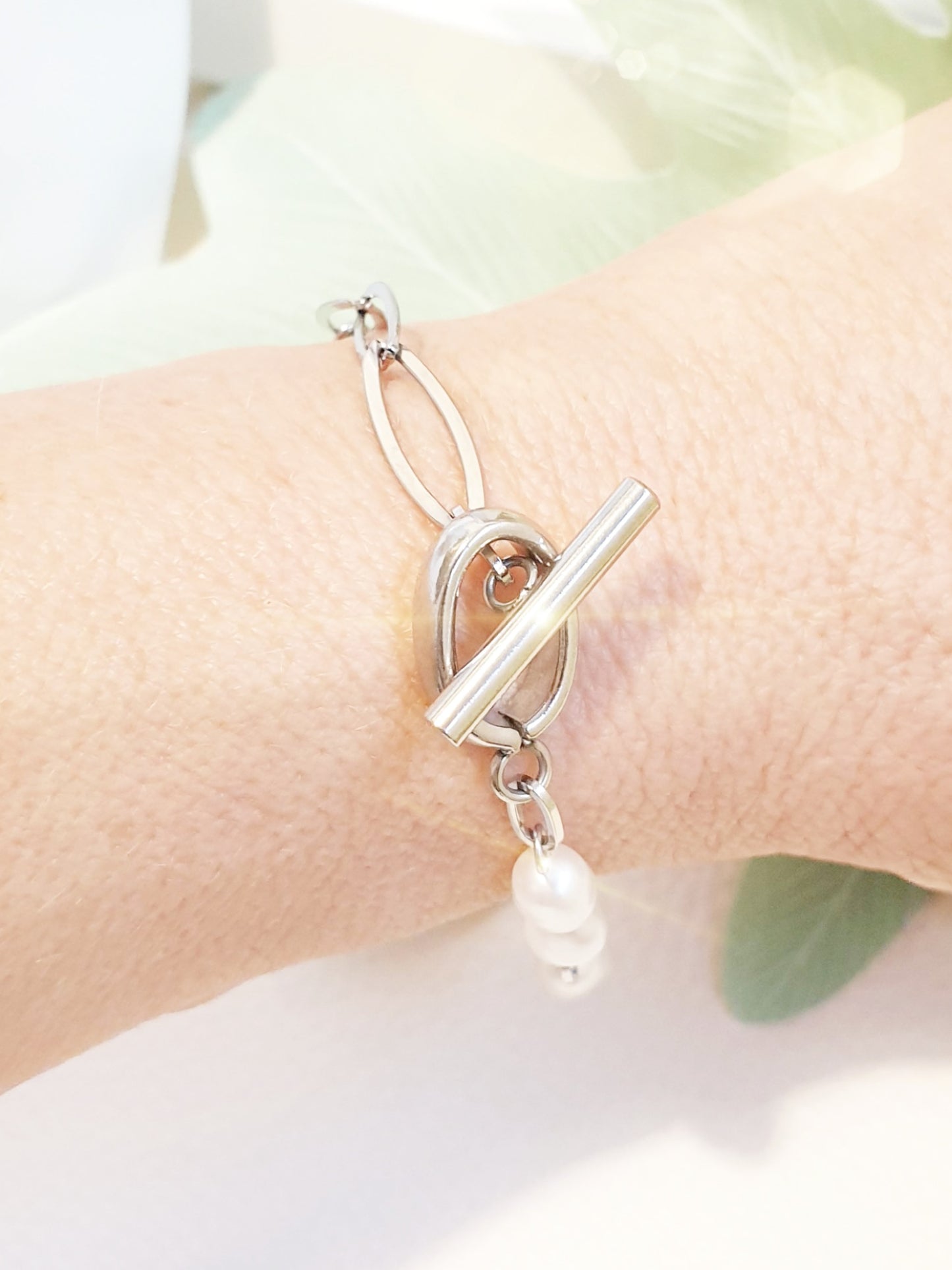 Asymmetrisches Armband mit Perlen und Edelstahl mit Knebelverschluss