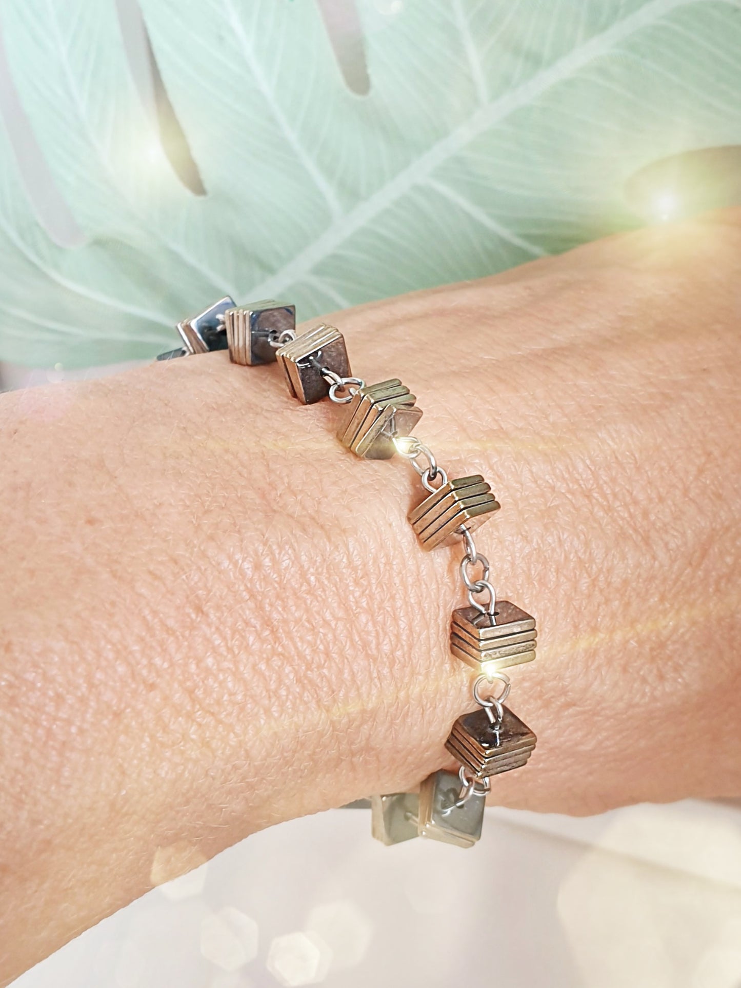 Armband mit eckigen Pyrit Scheibchen an Arm