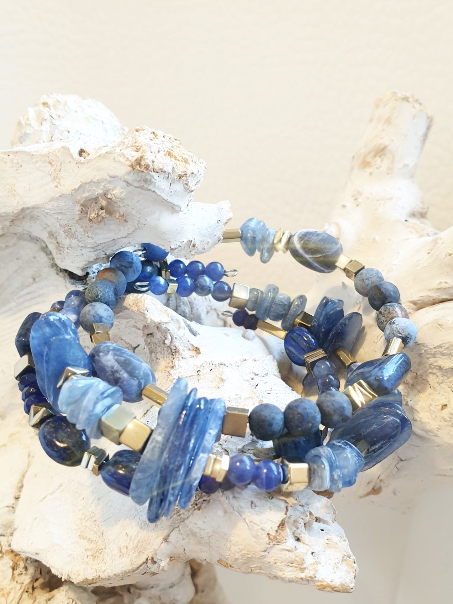 3er Set Armreifen mit blauen Edelsteinen - Dumortierit, Lapislazuli, Kunzit, Sodalit, Aventurin und goldenem Hämatit