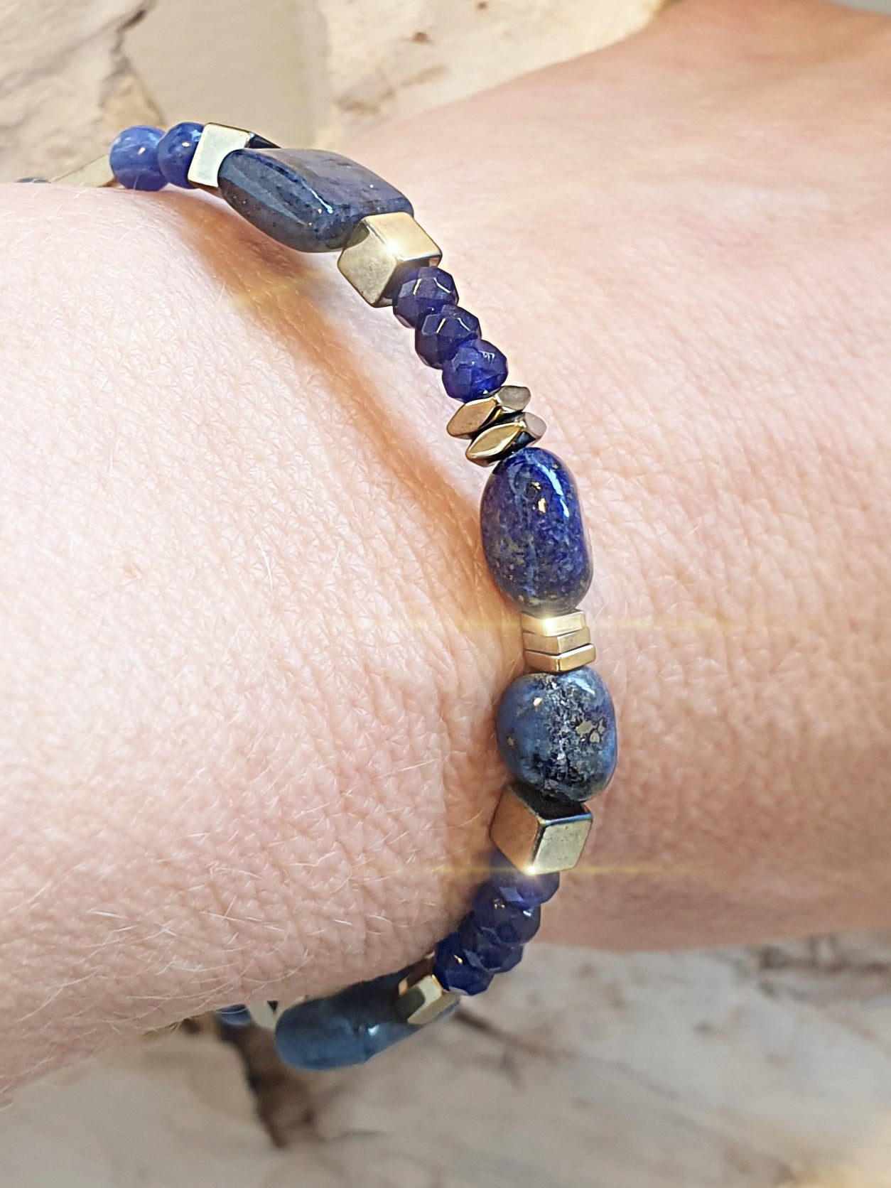 Armreif mit blauem Sodalit, Dumortierit, Lapis und Hämatit in Gold