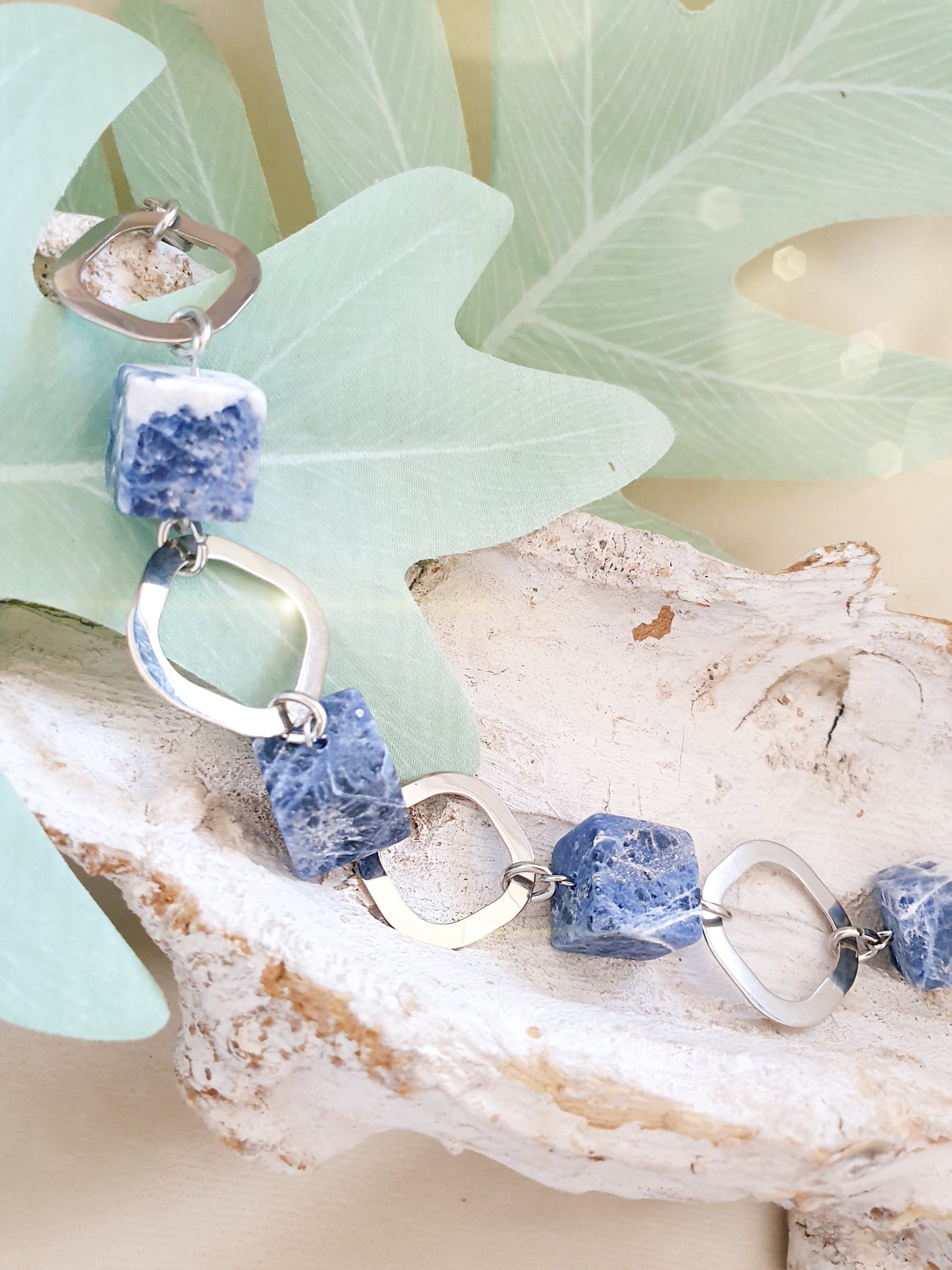 Armband mit blauen Sodalit Würfeln