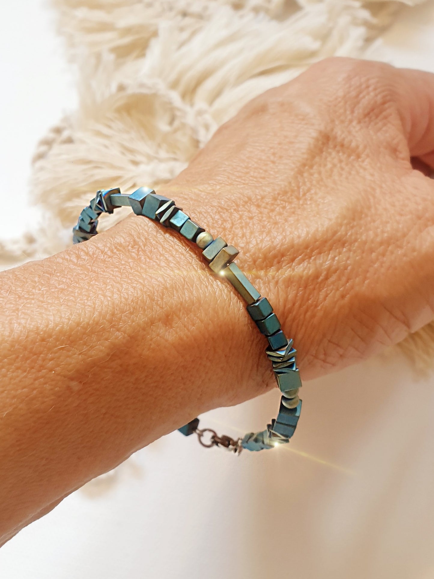 Armband Armreif aus meerblauen Hämatit Steinchen