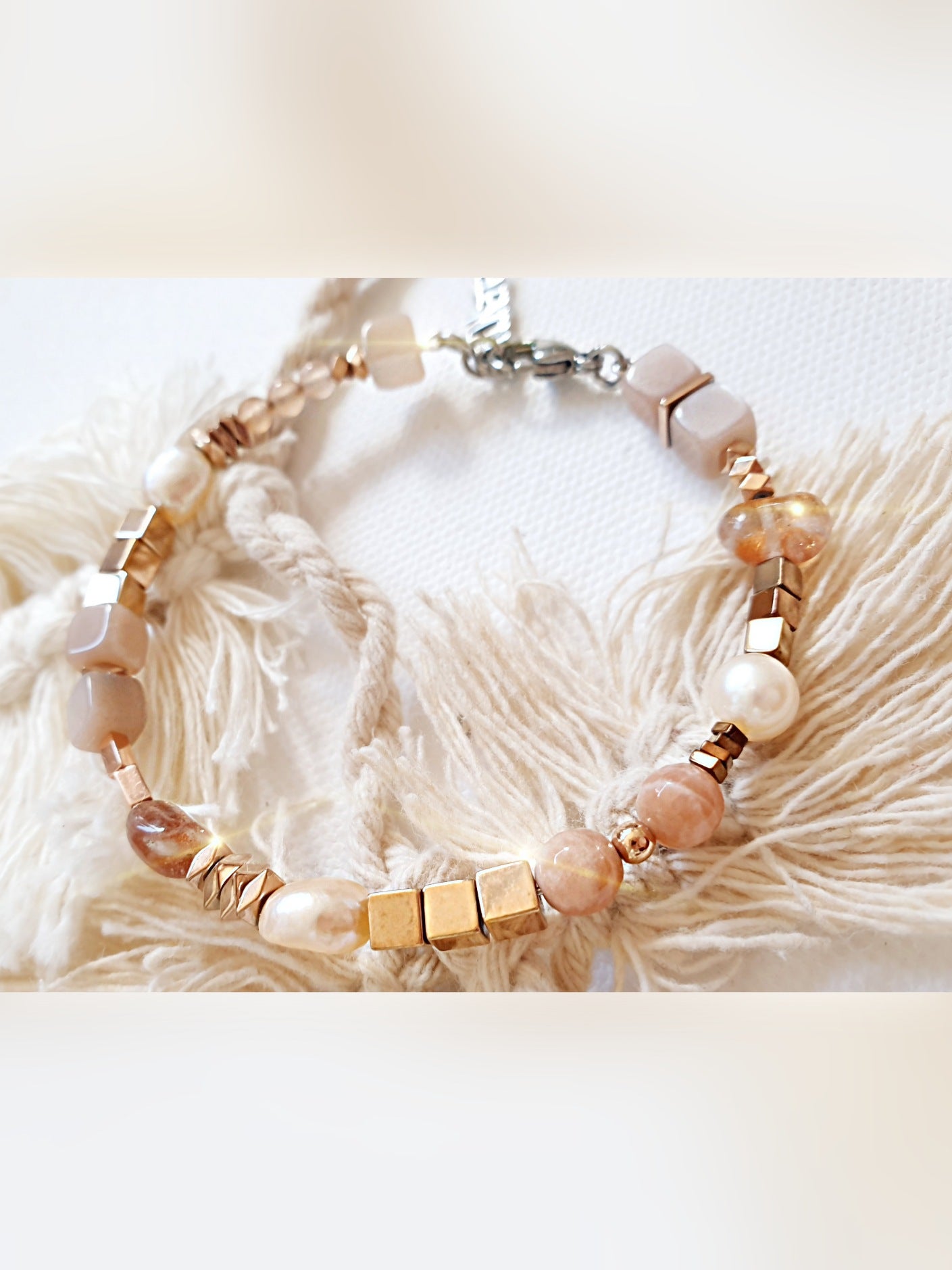 Armreif mit Edelsteinen und Perlen lachsrosa Mondstein