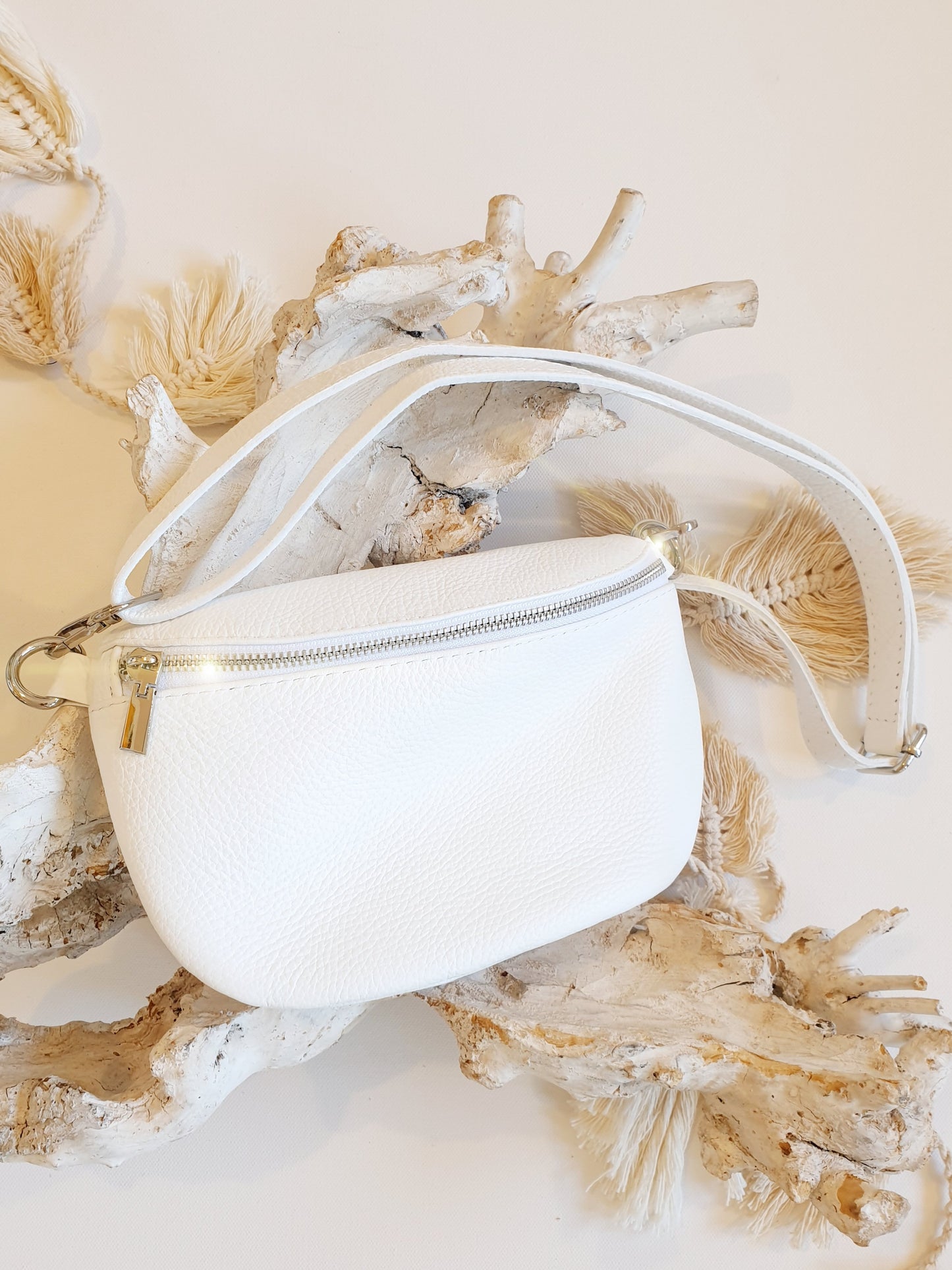 Kleine bauchtasche crossbody aus Leder in Weiß