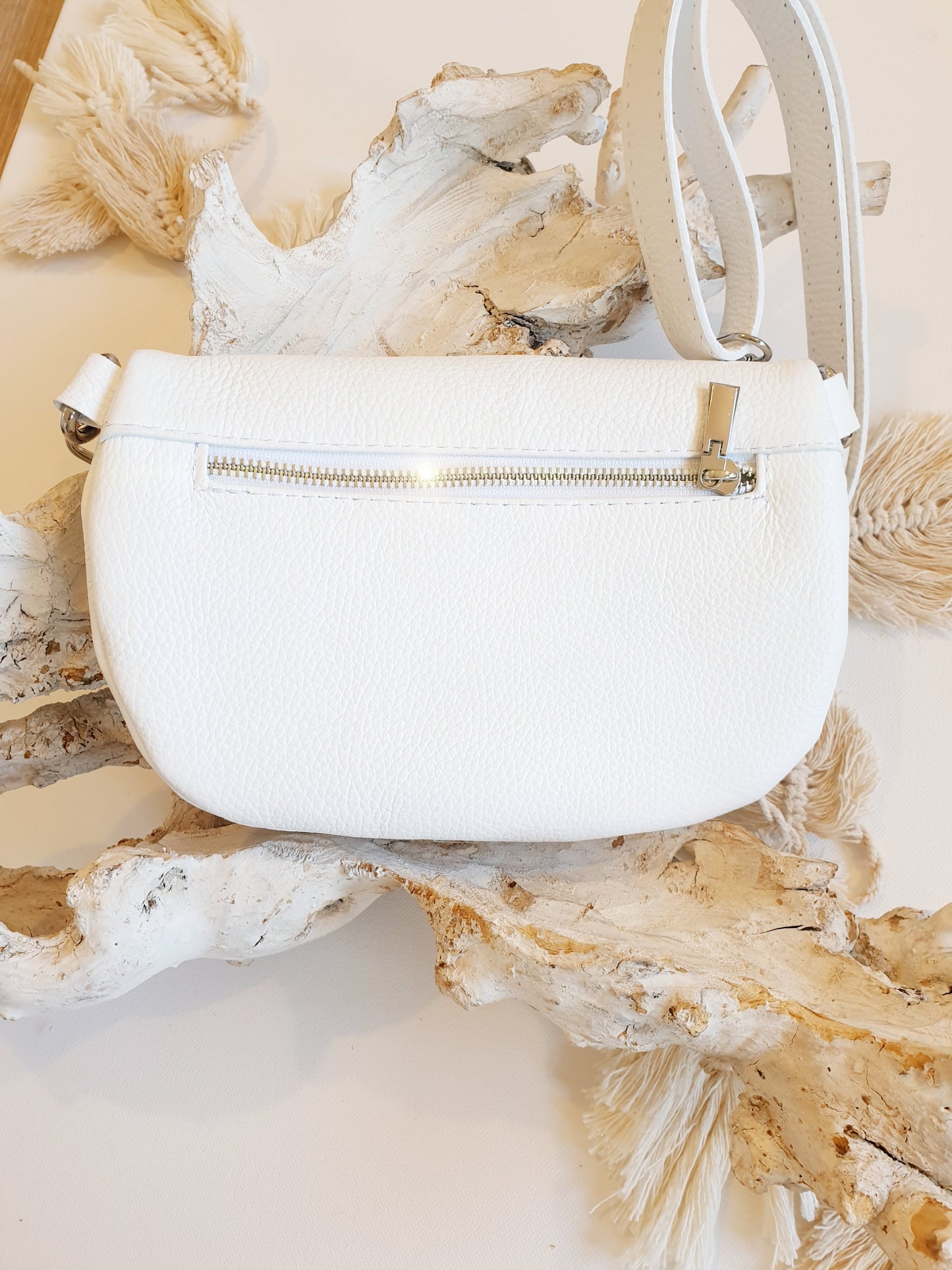 Kleine bauchtasche crossbody aus Leder in Weiß