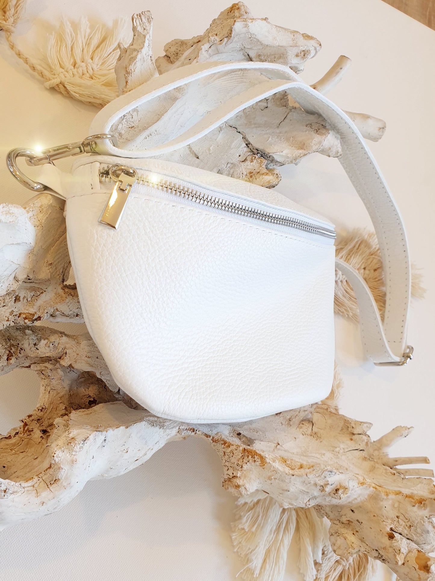 Kleine bauchtasche crossbody aus Leder in Weiß