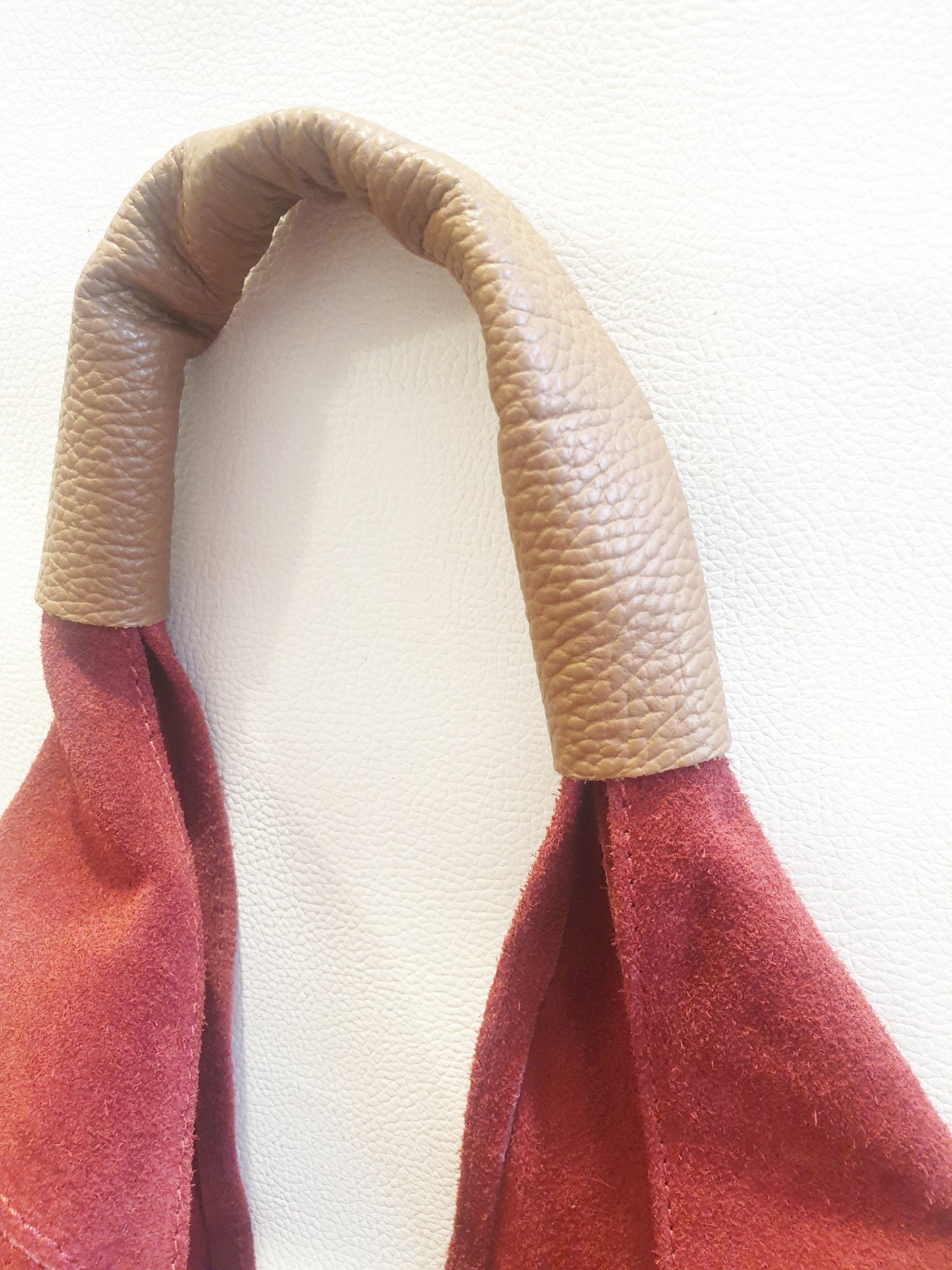 Beuteltasche aus Wildleder in Rot