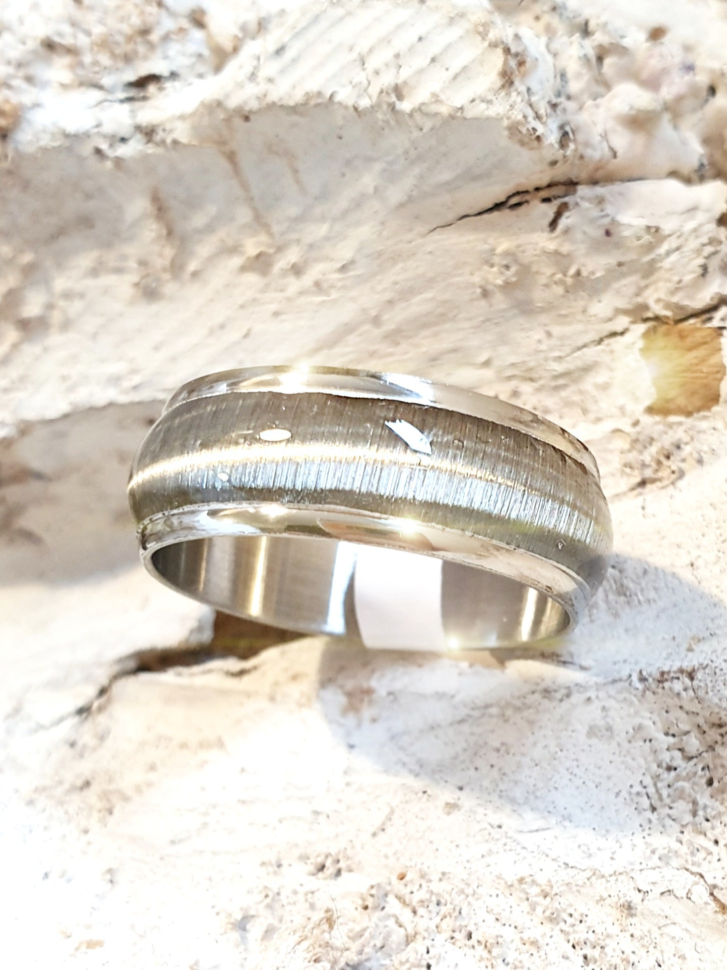 Edelstahl-Ring mit Perlmuttschimmer