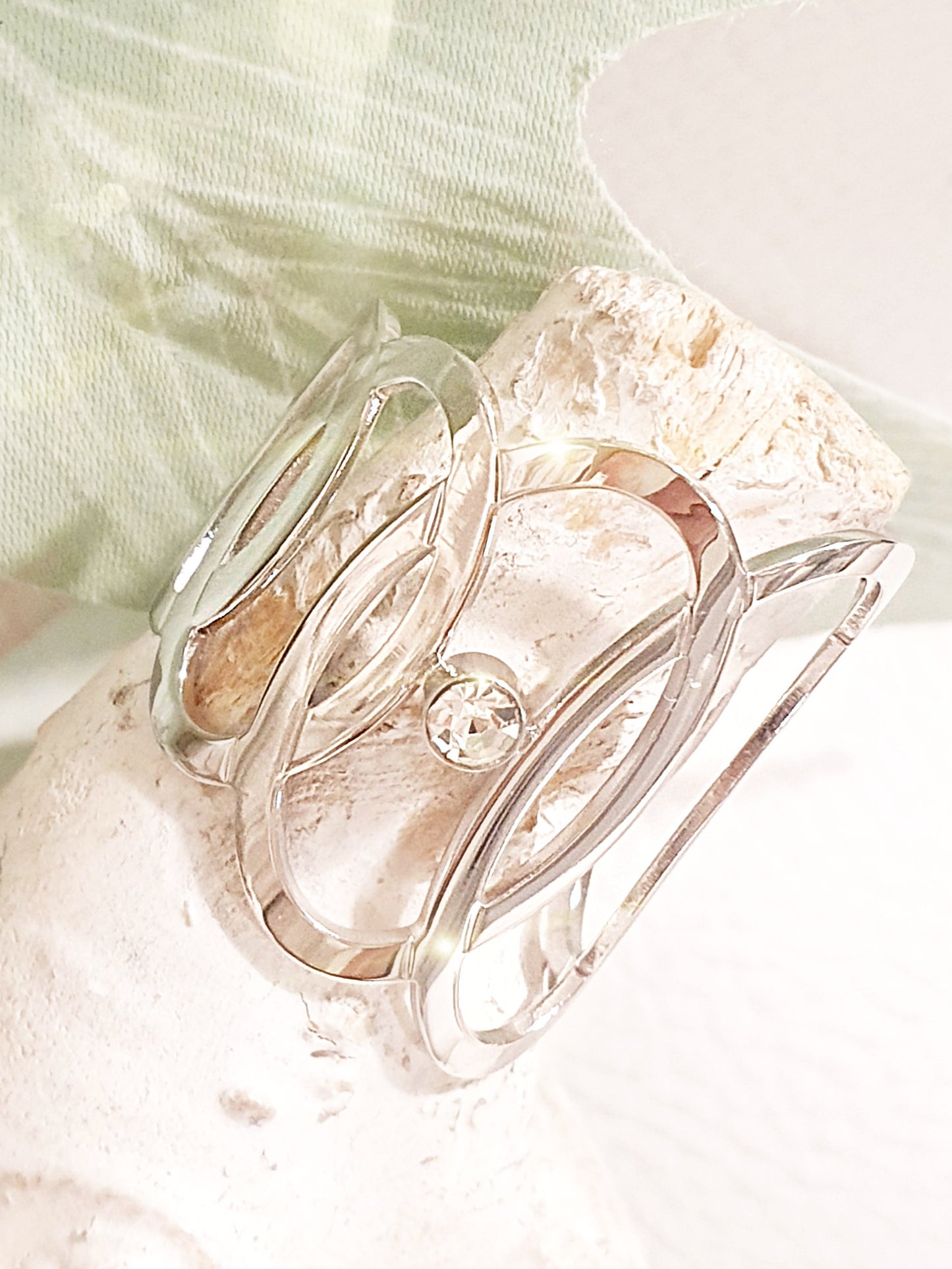 Großer filigraner Edelstahlring mit Strassstein