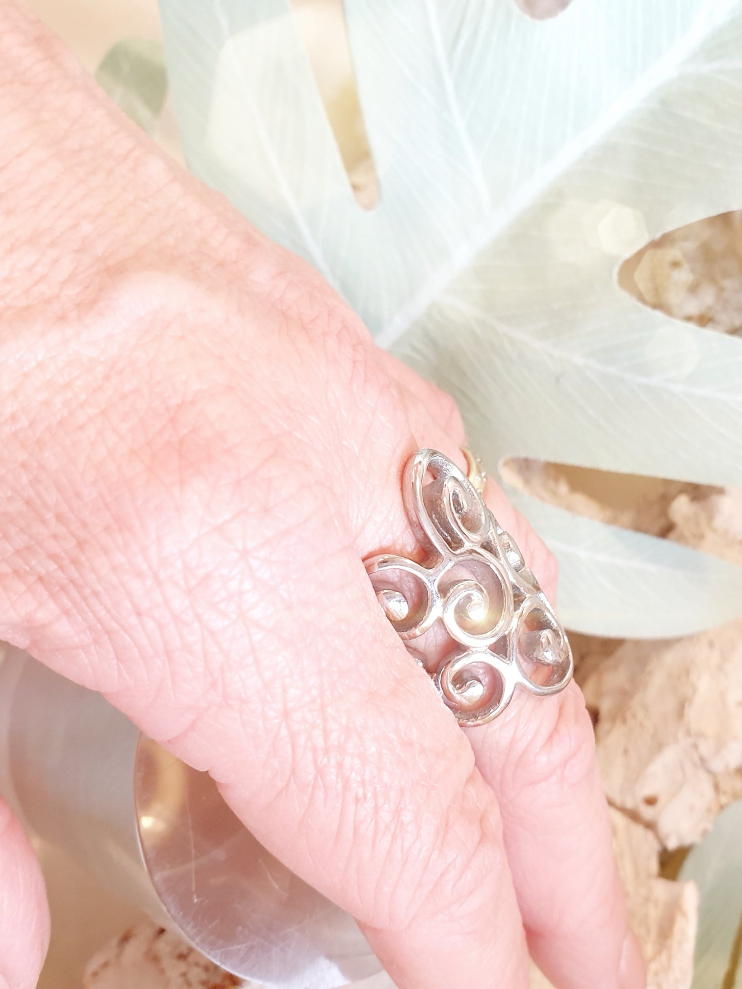 Ring mit schneckenförmigen Mustern aus Edelstahl in Silber