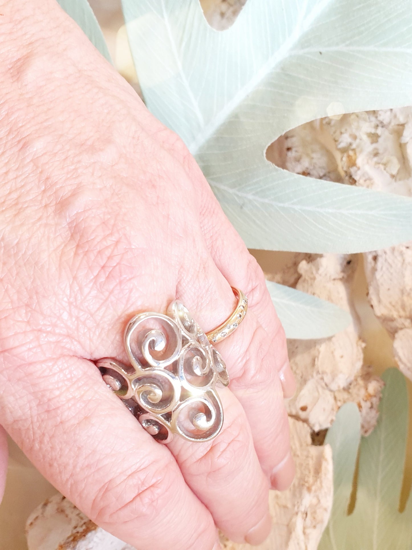 Ring mit schneckenförmigen Mustern aus Edelstahl in Silber