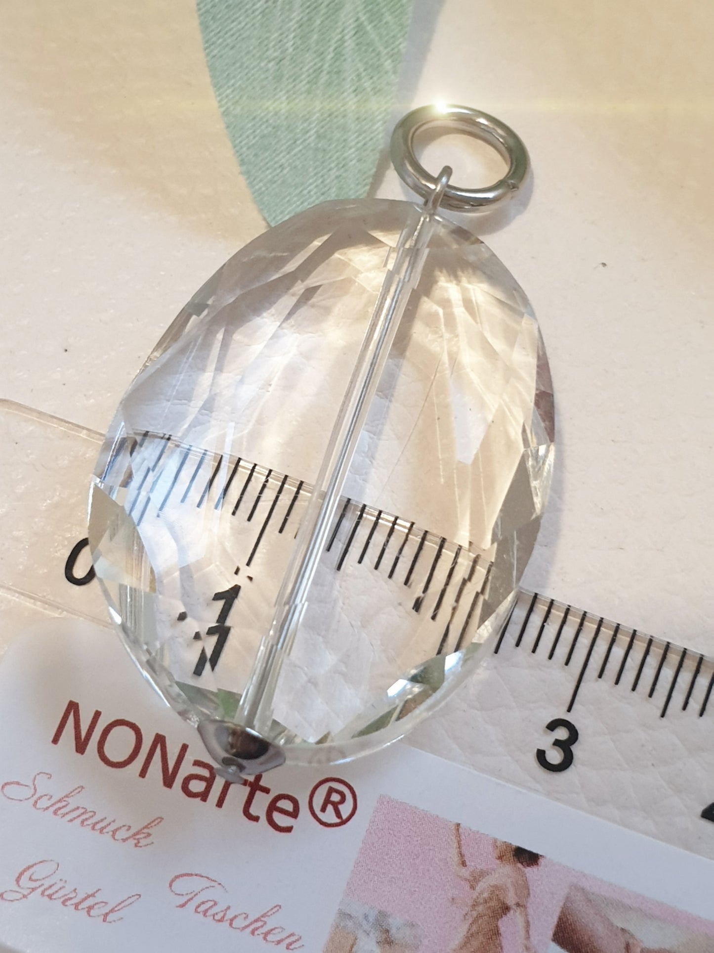 Großer, geschliffener Glasanhänger klar