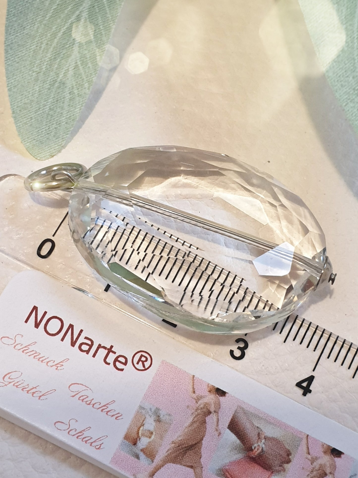 Großer, geschliffener Glasanhänger klar
