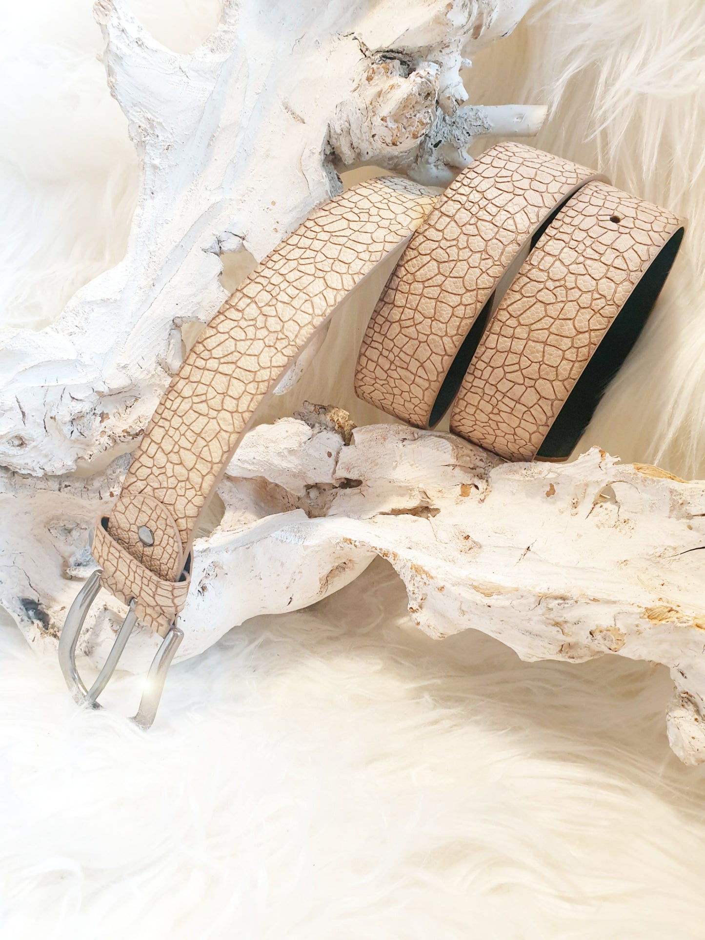 Gürtel aus Leder mit Krakelee-Muster in Beige