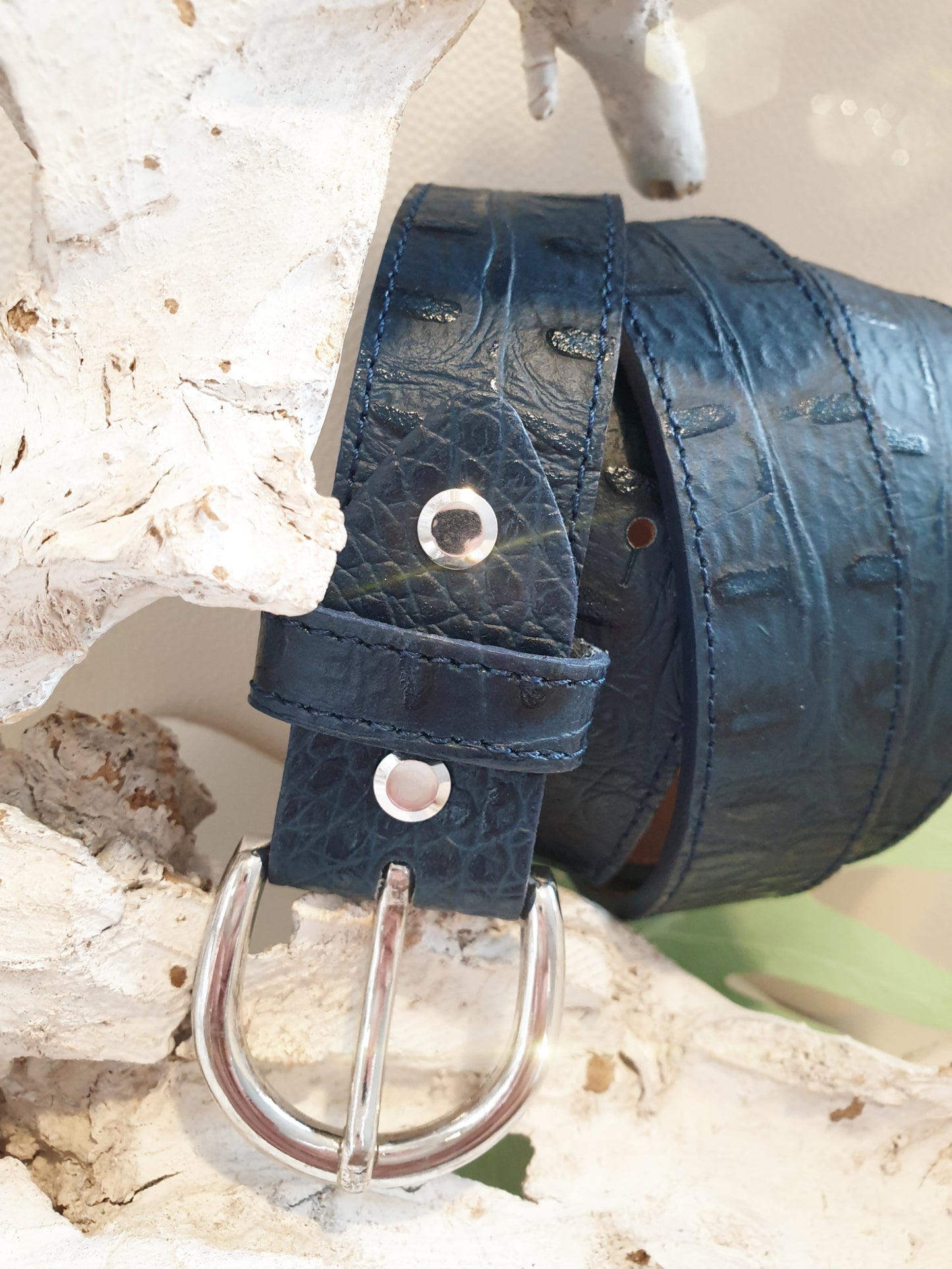 Gürtel aus Leder mit Krokoprägung in Dunkelblau