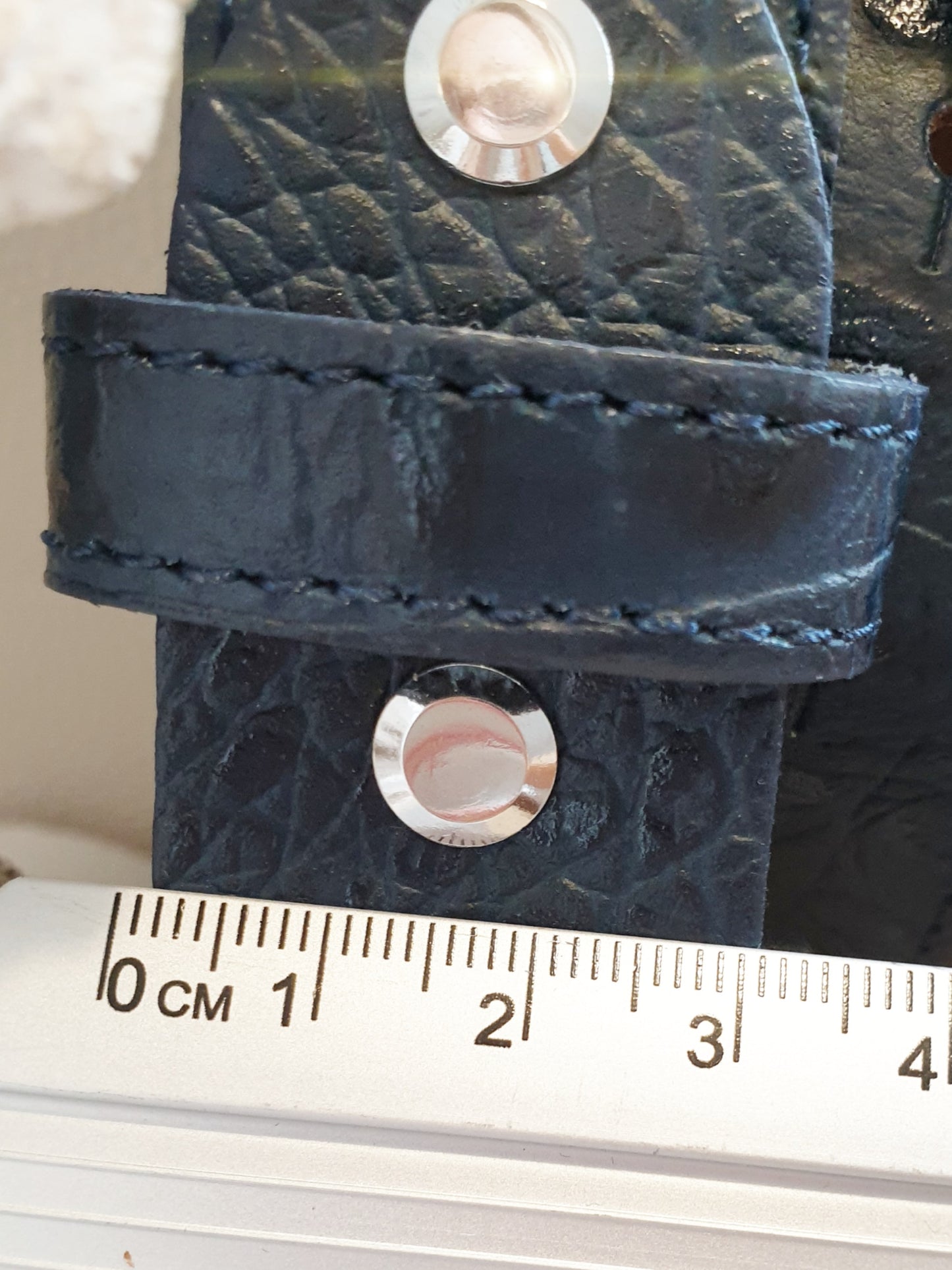 Gürtel aus Leder mit Krokoprägung in Dunkelblau