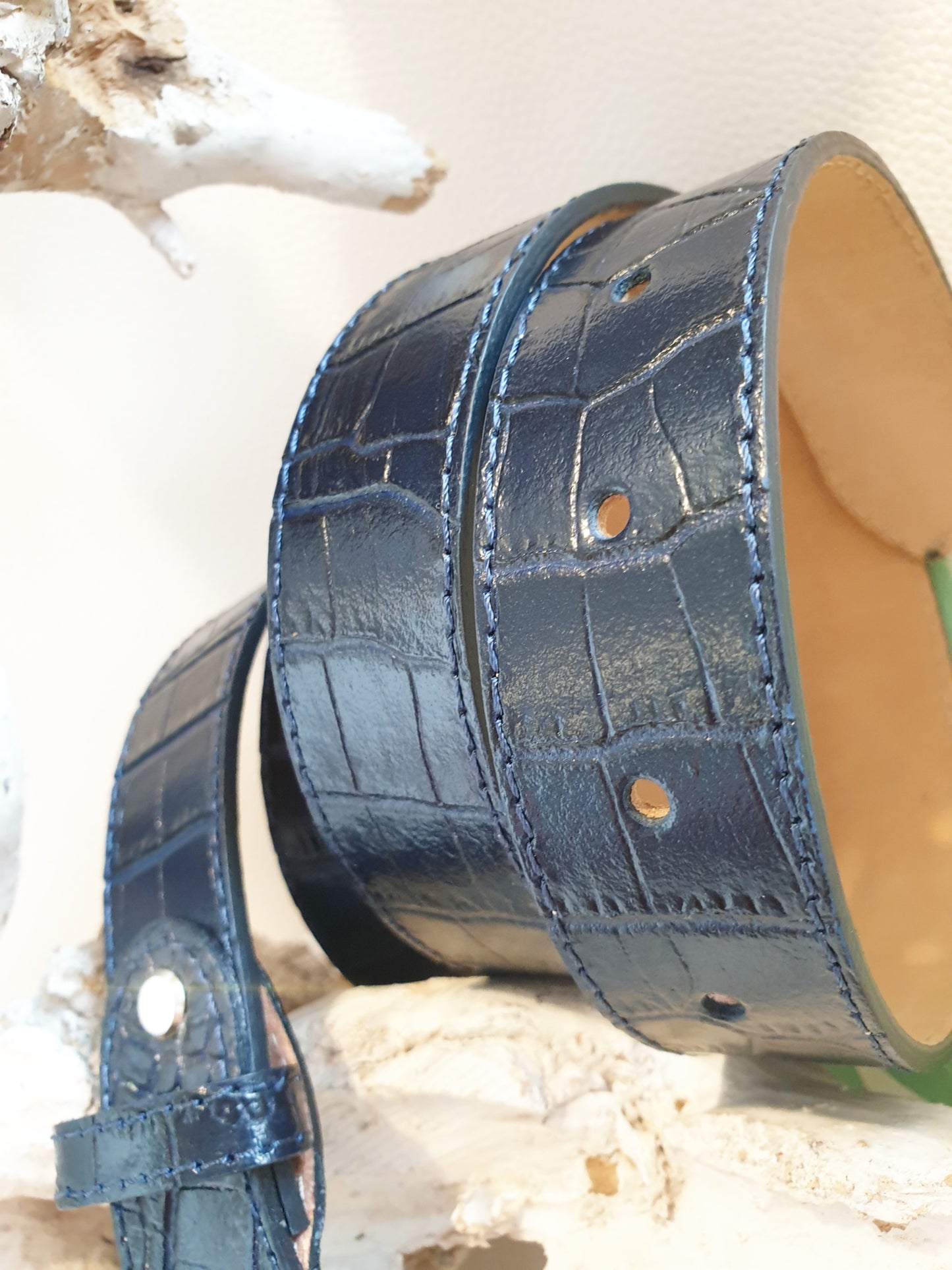 Gürtel aus Leder mit Krokoprägung in Dunkelblau 3 cm breit
