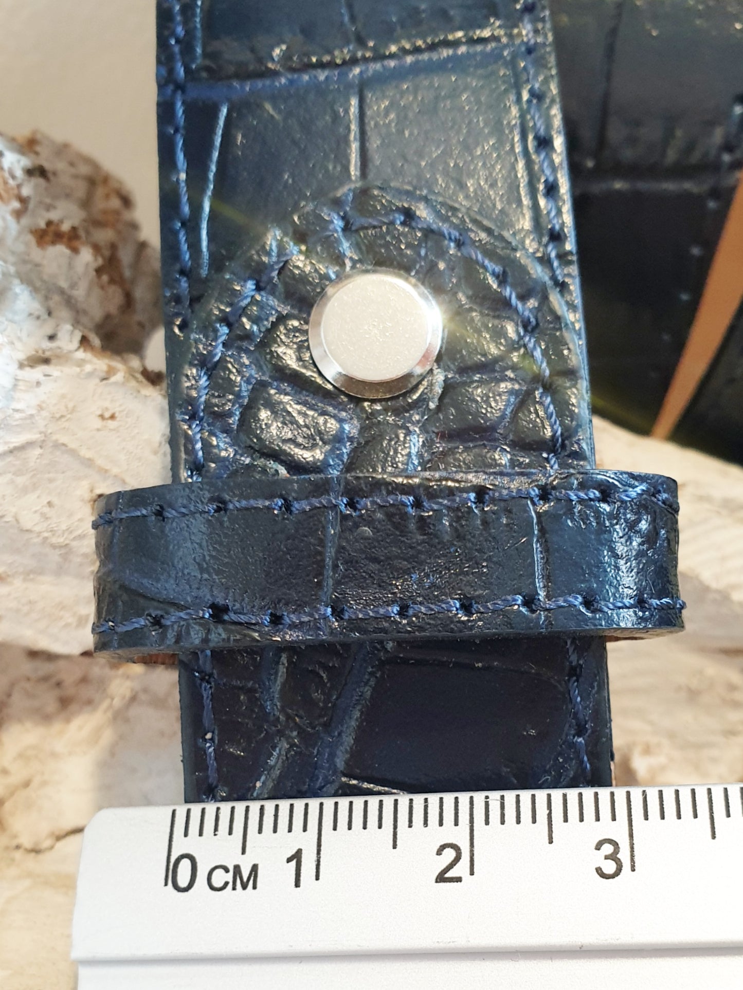 Gürtel aus Leder mit Krokoprägung in Dunkelblau 3 cm breit