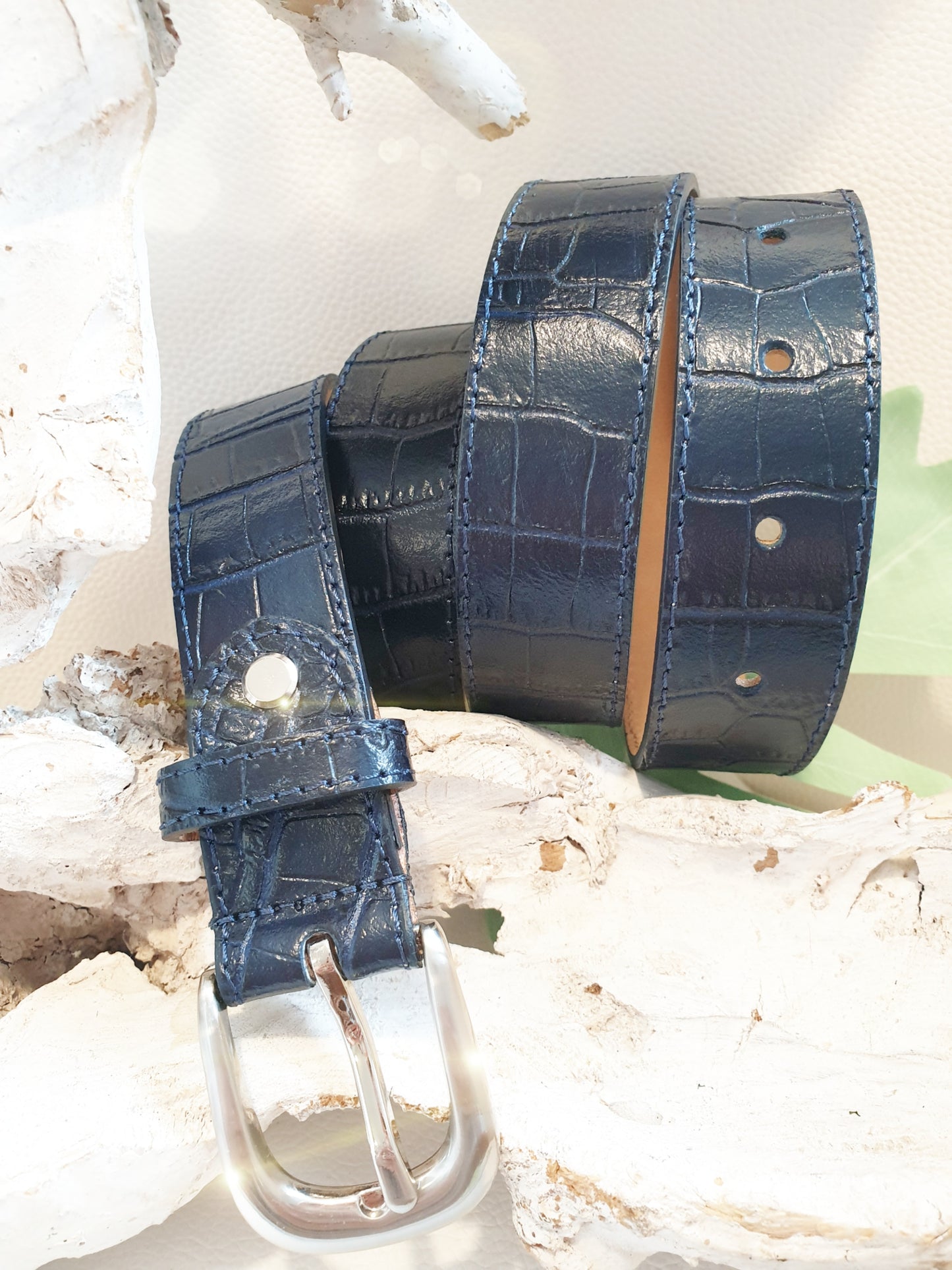 Gürtel aus Leder mit Krokoprägung in Dunkelblau 3 cm breit