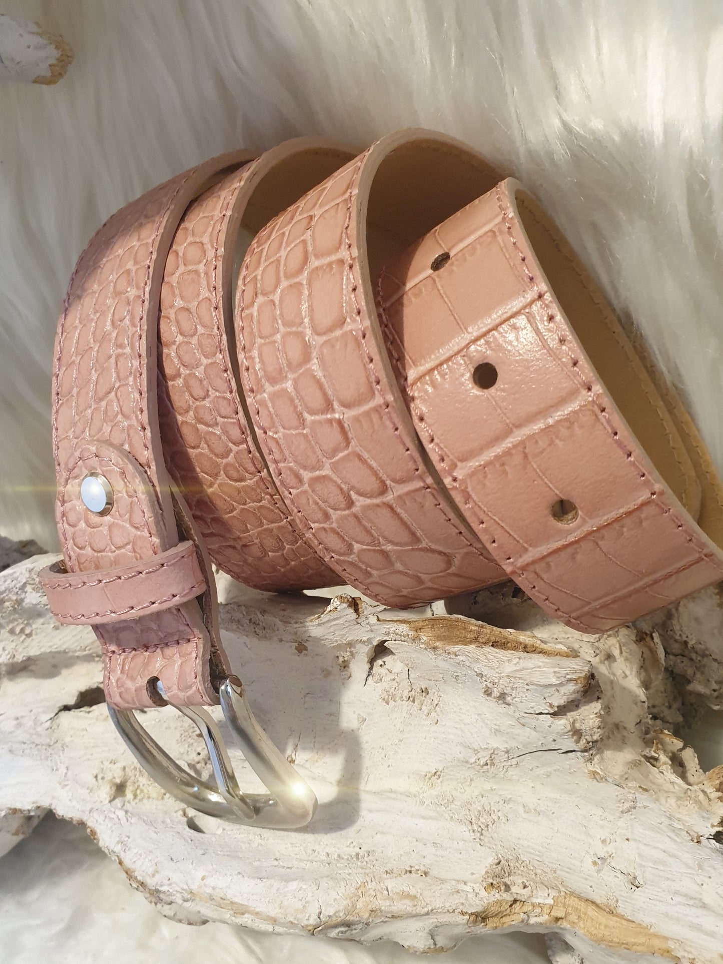 Ledergürtel mit Krokodilprägung in Rosa