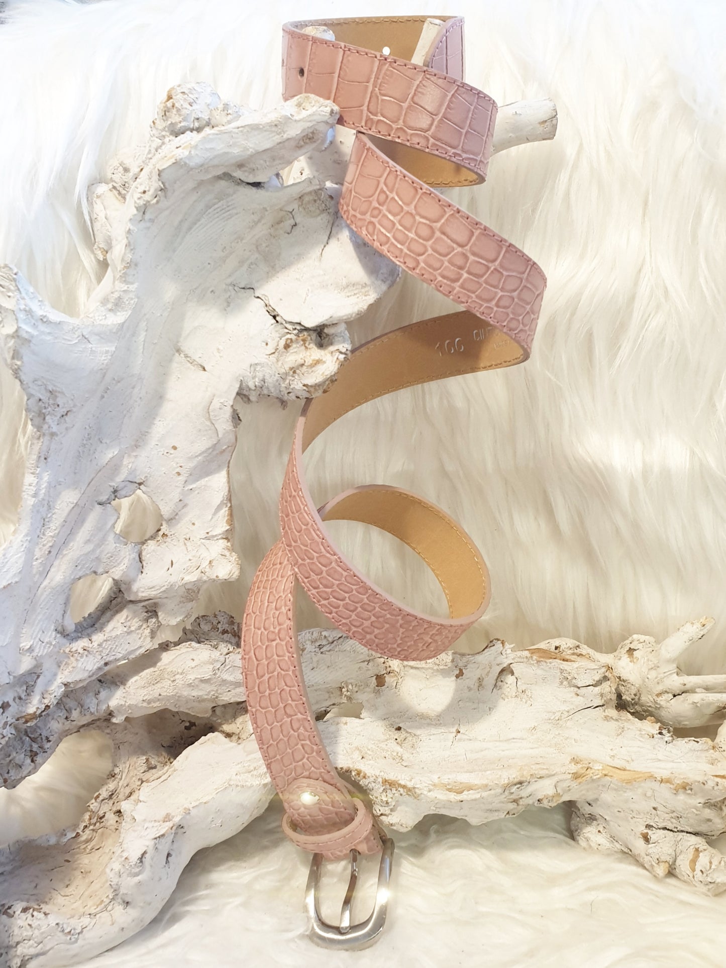 Ledergürtel mit Krokodilprägung in Rosa