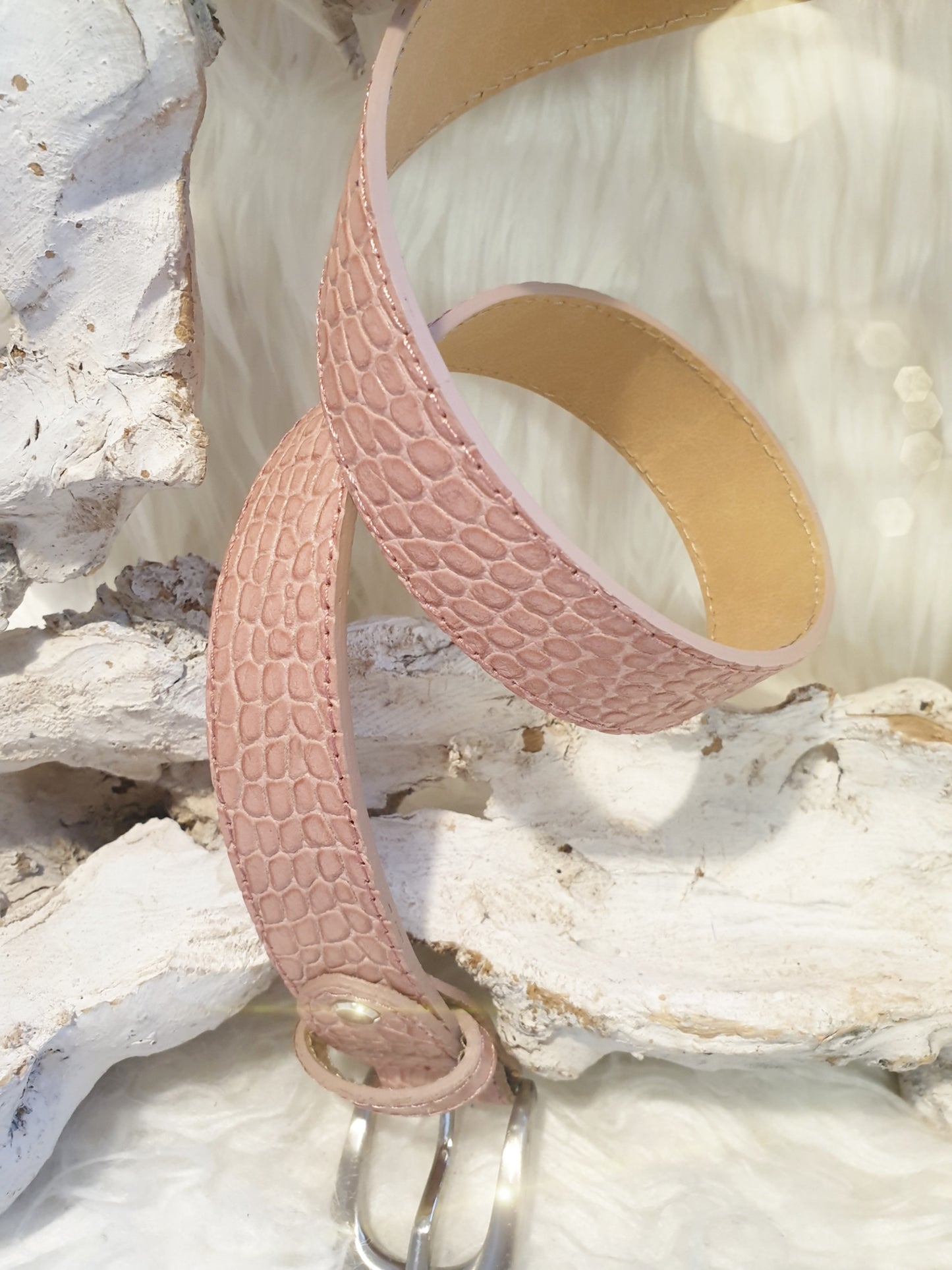Ledergürtel mit Krokodilprägung in Rosa
