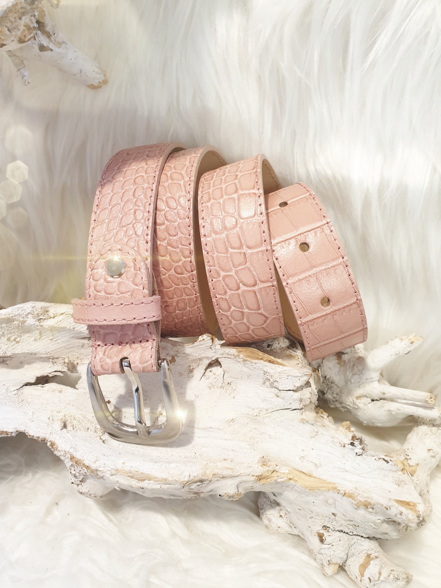 Ledergürtel mit Krokodilprägung in Rosa