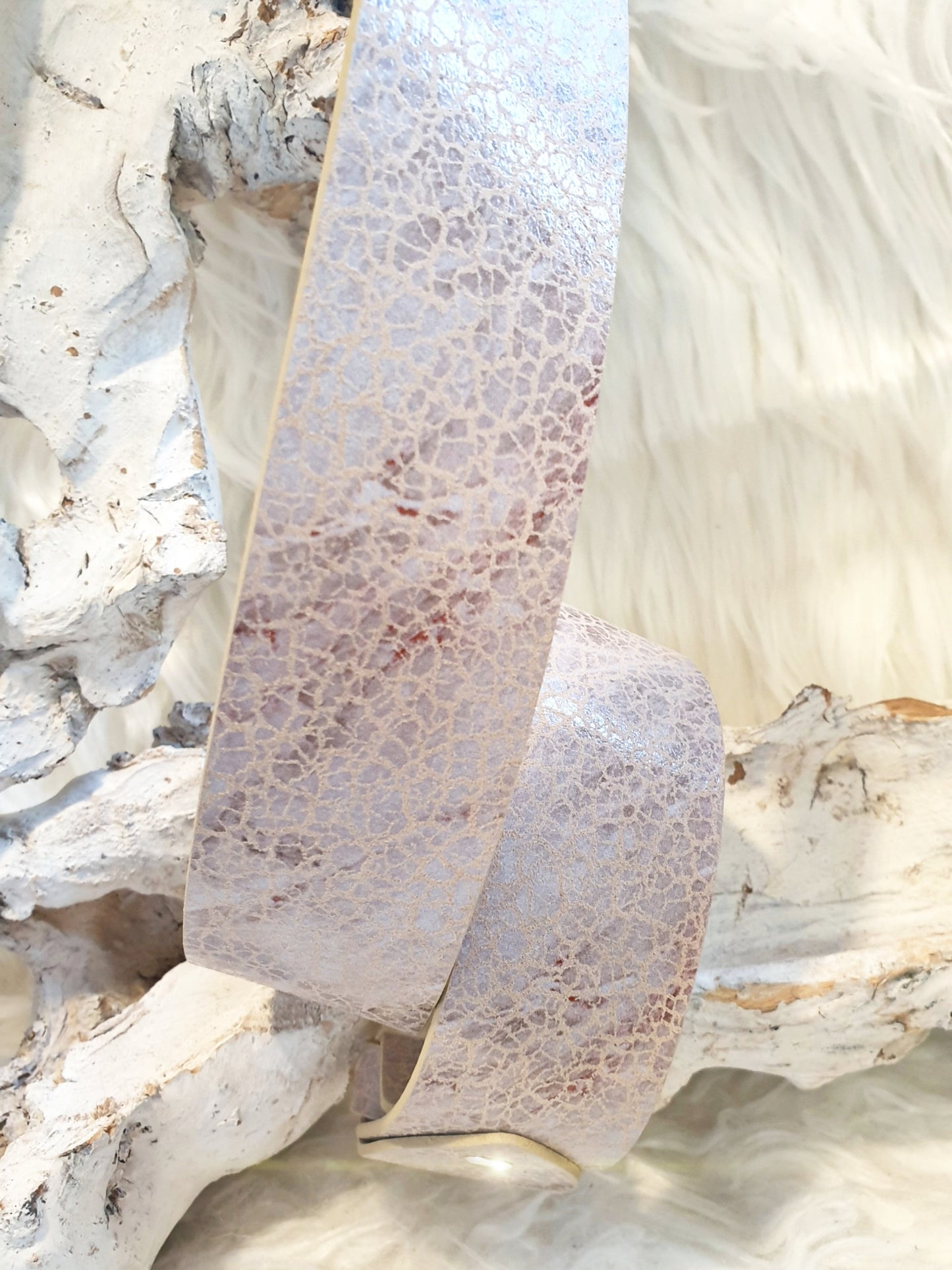 Ledergürtel im Krakeleelook in ganz dezenten Rosa-Beige-Tönen