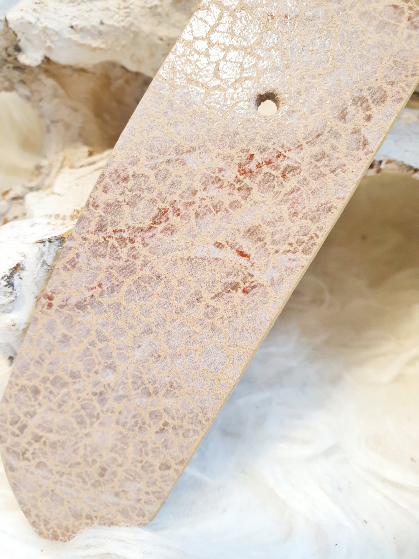 Ledergürtel im Krakeleelook in ganz dezenten Rosa-Beige-Tönen