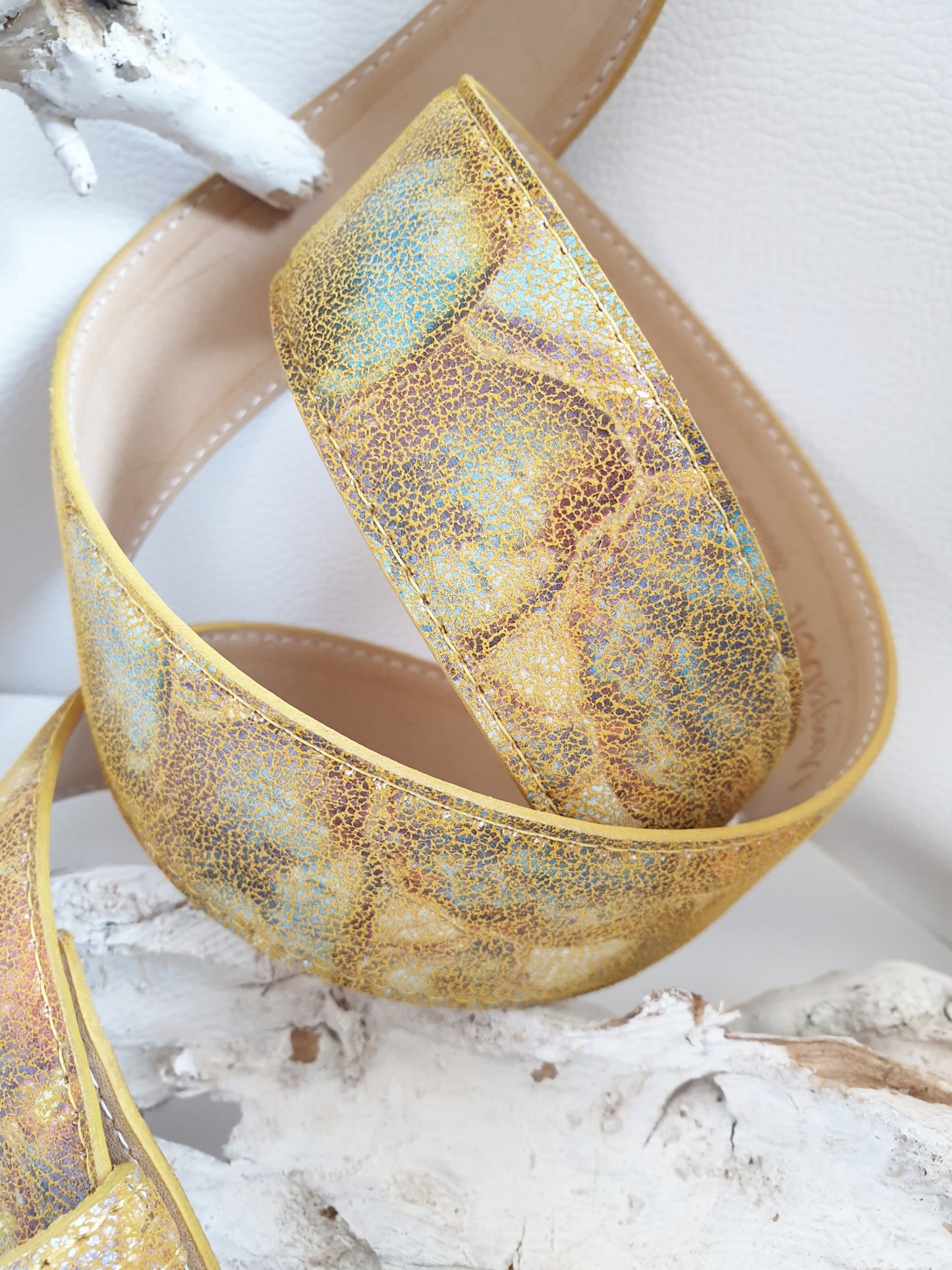 Gürtel aus Leder 4 cm mit Druck in Senfgelb Nahaufnahme