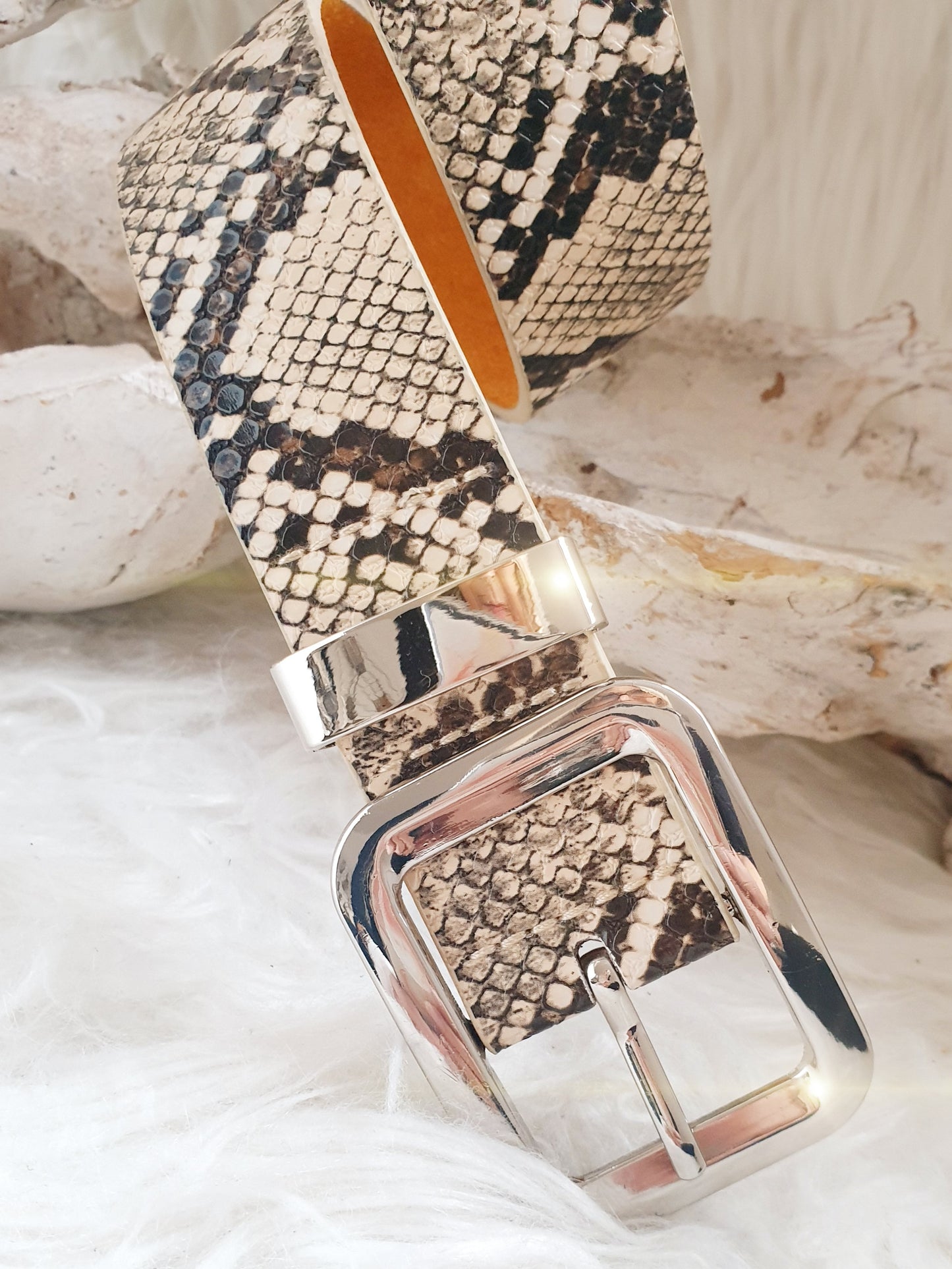 Gürtel mit Schlangenprägung in Beige-Schwarz-Braun
