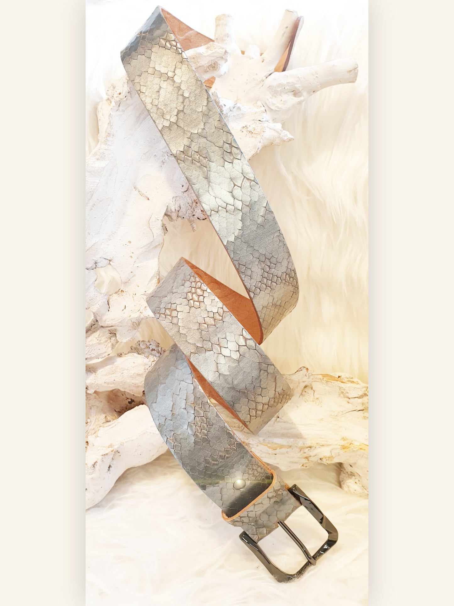 Ledergürtel mit ausgefallener Schlangenprägung in Stahl Silber